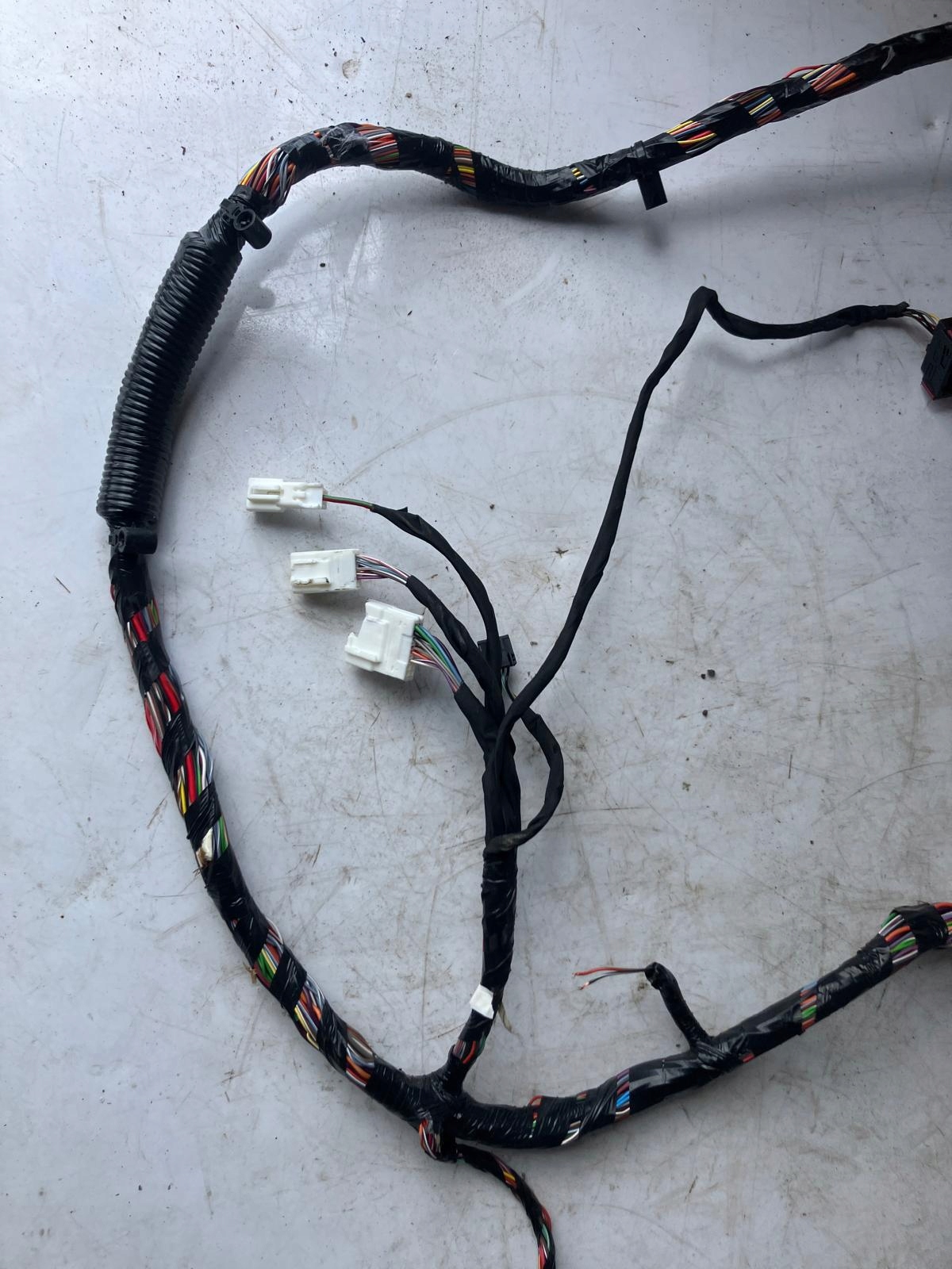 bundle wiring of the threshold TESLA MODEL S right