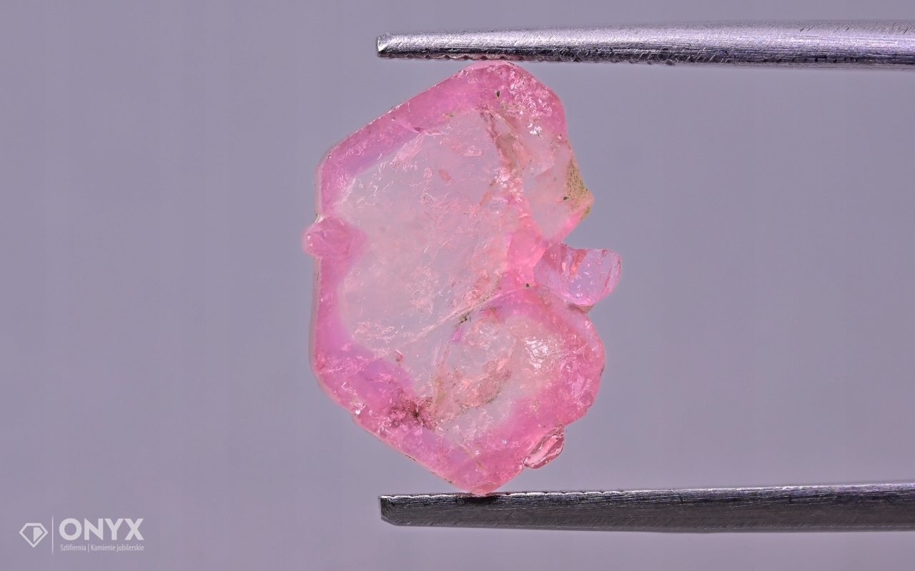 Turmalín nepravidelná deska 14x10 mm