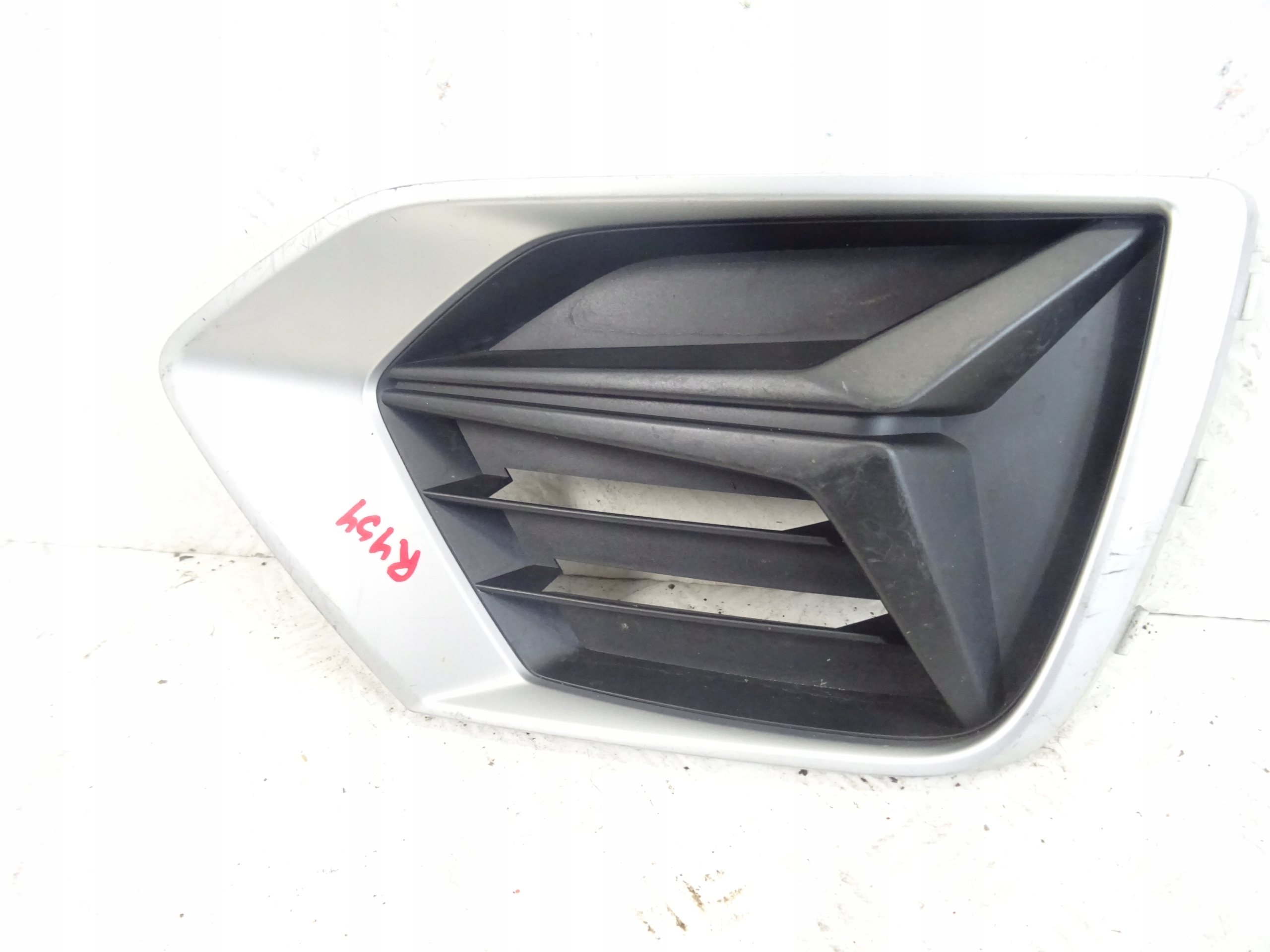 grid of a bumper right front AUDI Q3 II 83A807682B