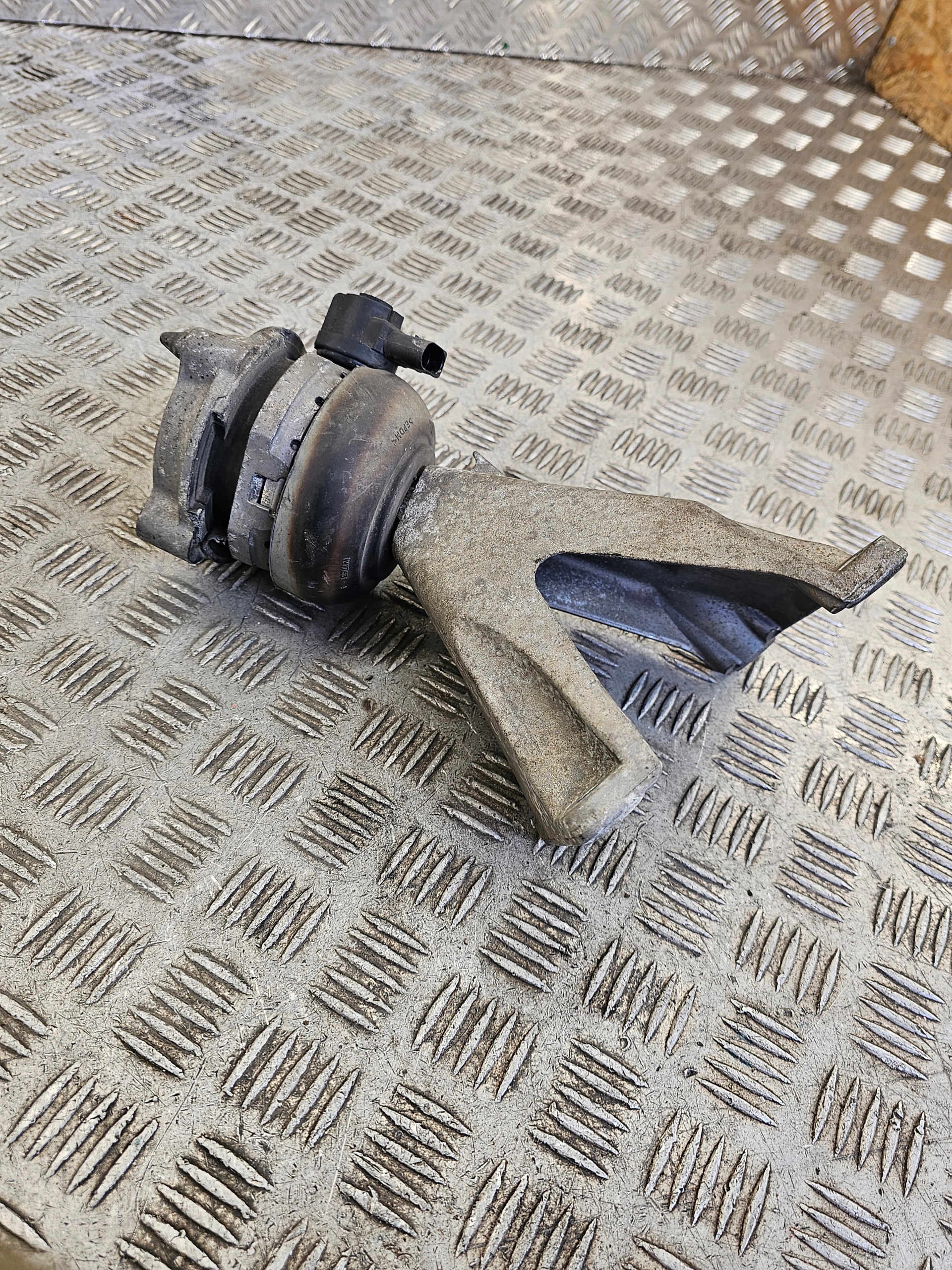 AUDI A8 D3 engine mount 4E0199381BS