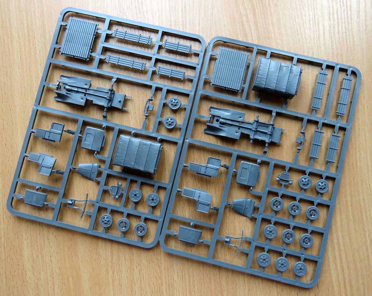 Plastový voják 1/72 R20037 Ruské nákladní vozy Gaz