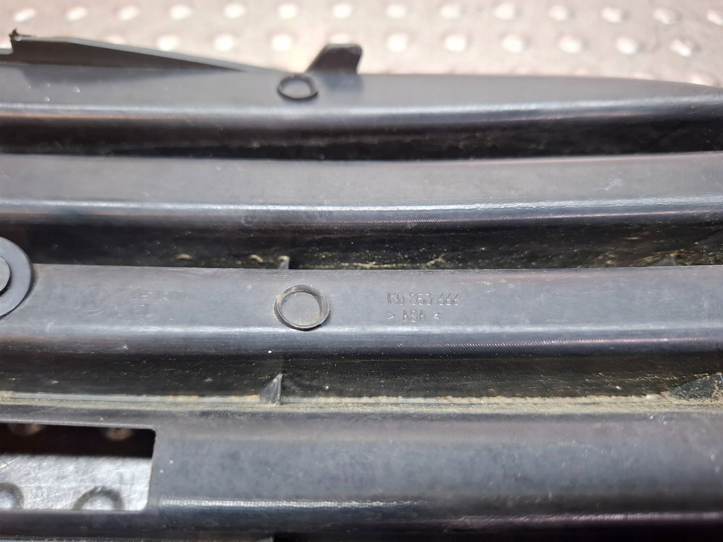 grid grille of a bumper front right 1K0853666 VW GOLF V