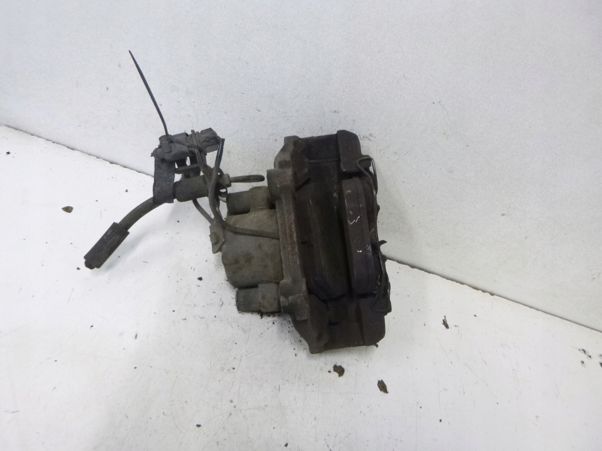 třmen brzdový předek levý VW Passat B5 2.8