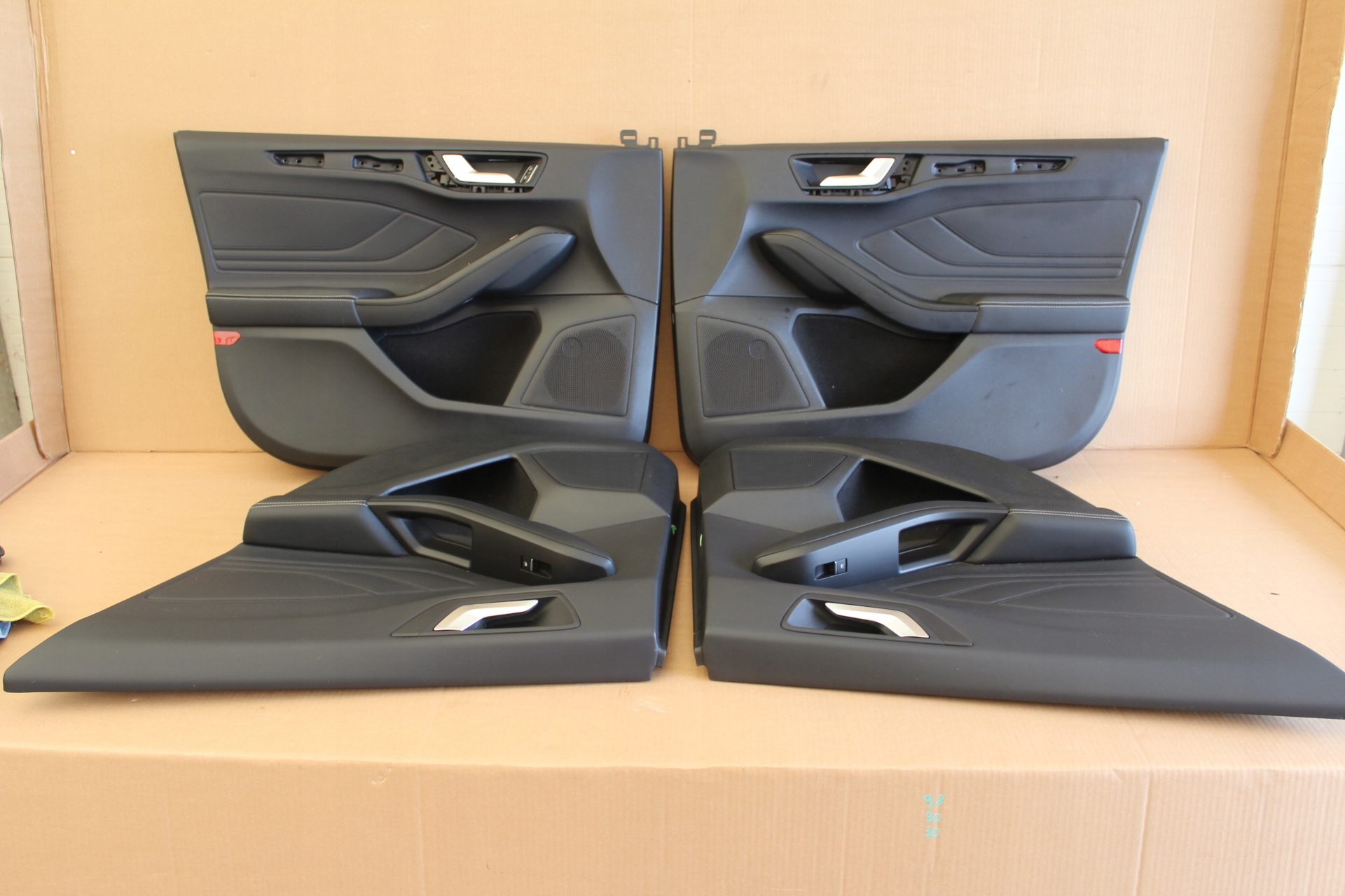 TAPICERKA BOCZKI DRZWI KOMPLET FOCUS MK4 VIGNALE