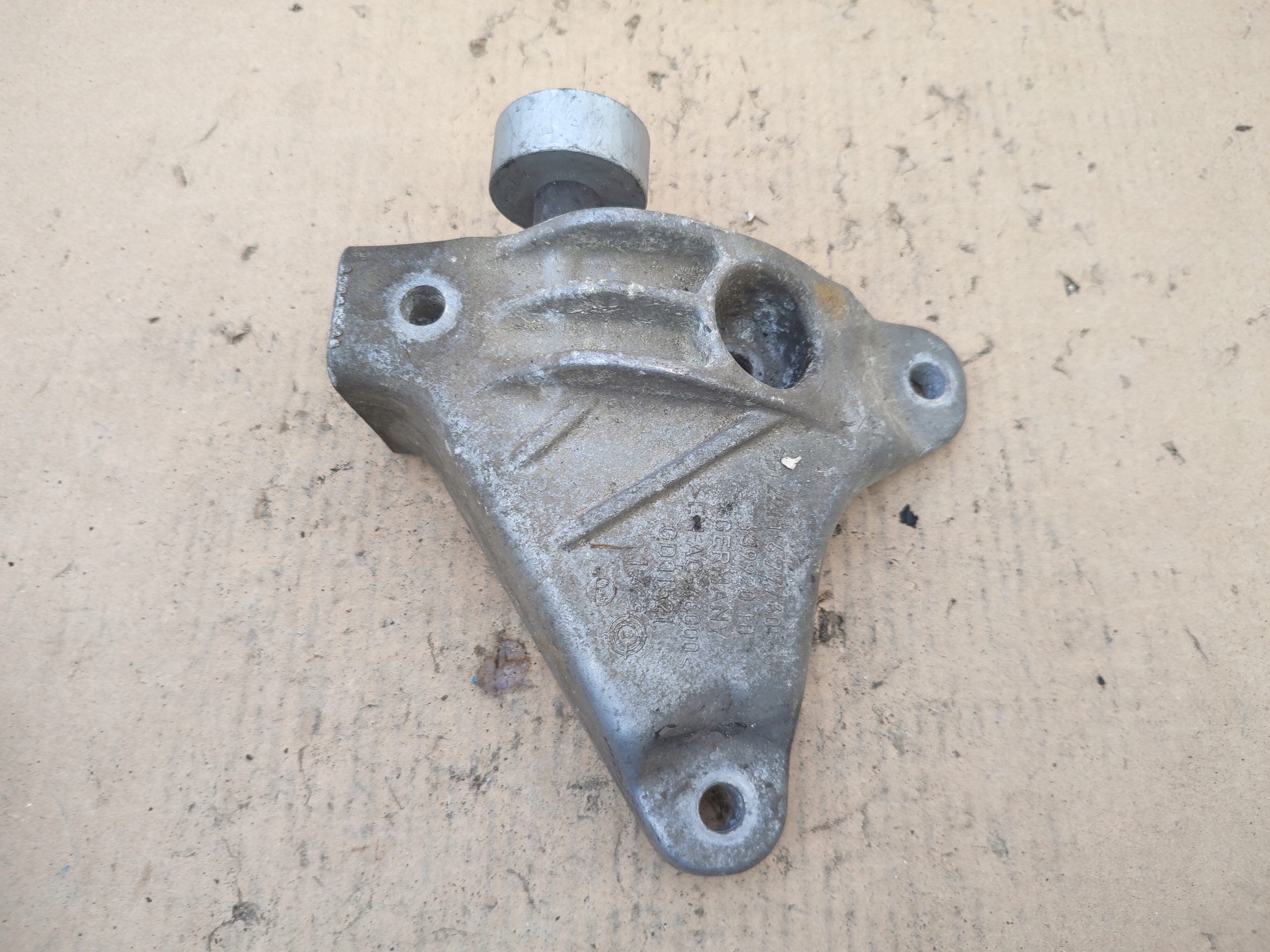holder engine mount left BMW F10 6777605-04