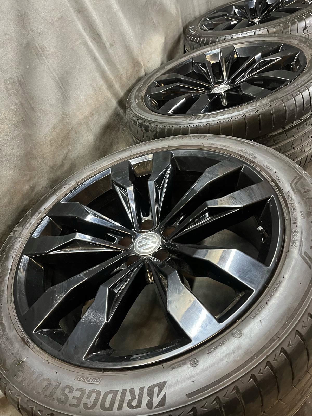 ORYGINALNE KOŁA ALUFELGI VW VOLKSWAGEN TOUAREG III 21” NOWY MODEL SUPERSTAN Marka opon Bridgestone