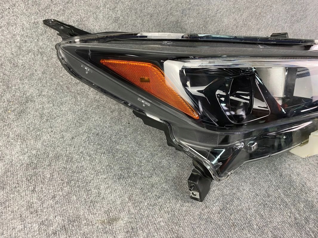 REFLEKTOR LAMPA PRZEDNIA PRAWA - NISSAN LEAF II ZWYKŁA SOCZEWKA LED USA 17- Wersja Amerykańska