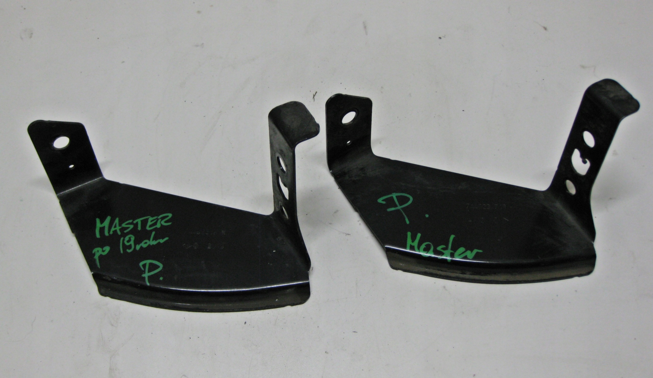 RENAULT MASTER III rechts halter der stoßstange vorne 744623971R