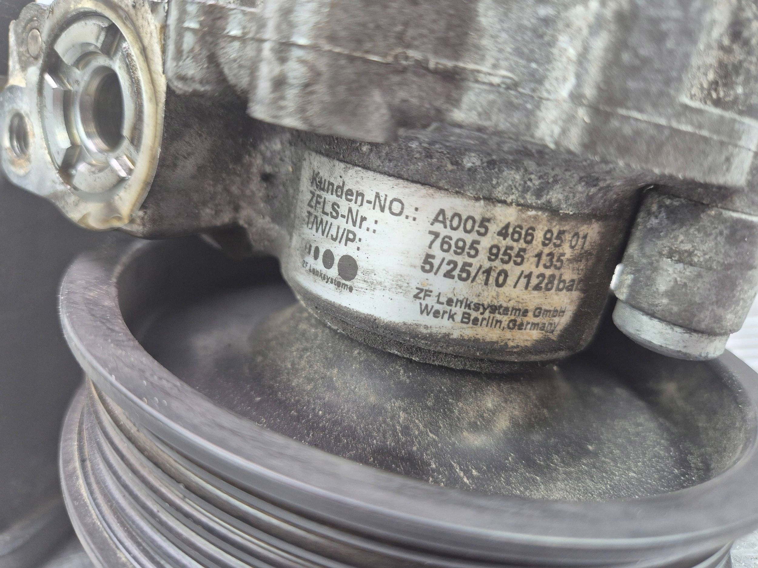 Mercedes GLK280 X204 servo pump A0054669501 M272