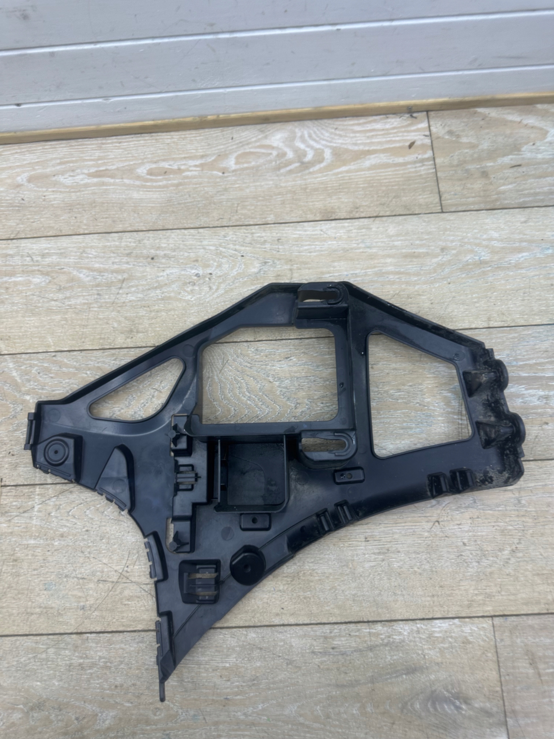 BMW 2 F46 original bumper bracket rear part right 7300786