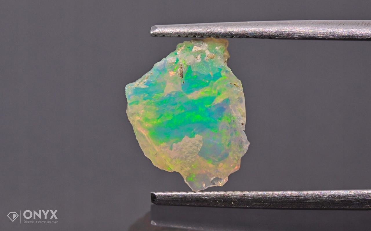 Opal z Etiopie hrudka 12x9 mm