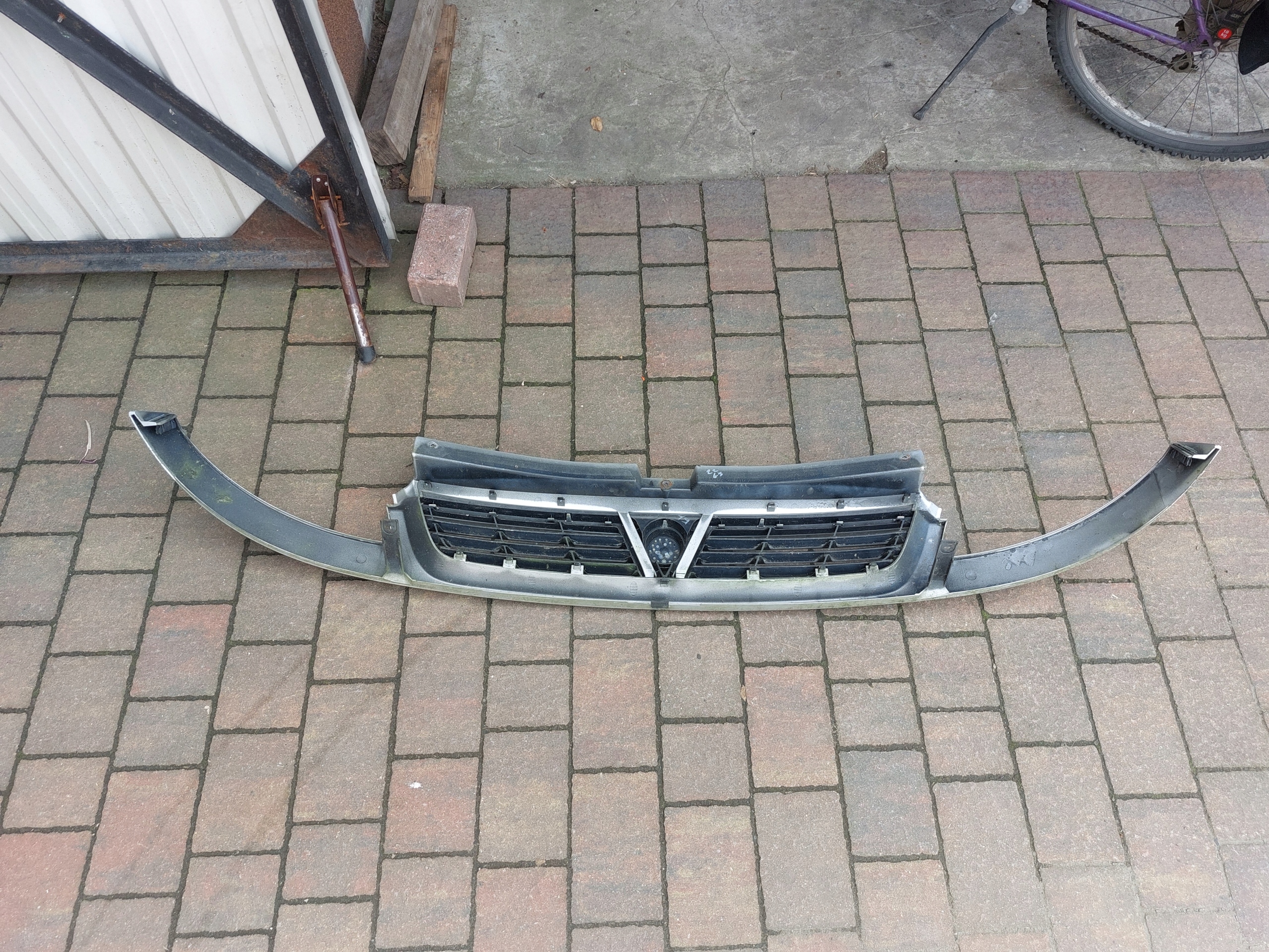 grill grille upper radiator OPEL VIVARO 05r