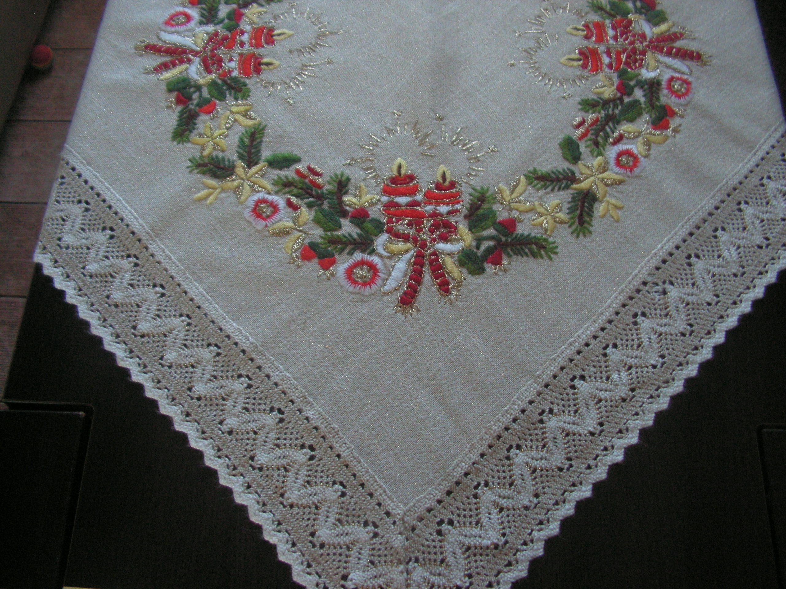 Милая Вышитая Скатерть