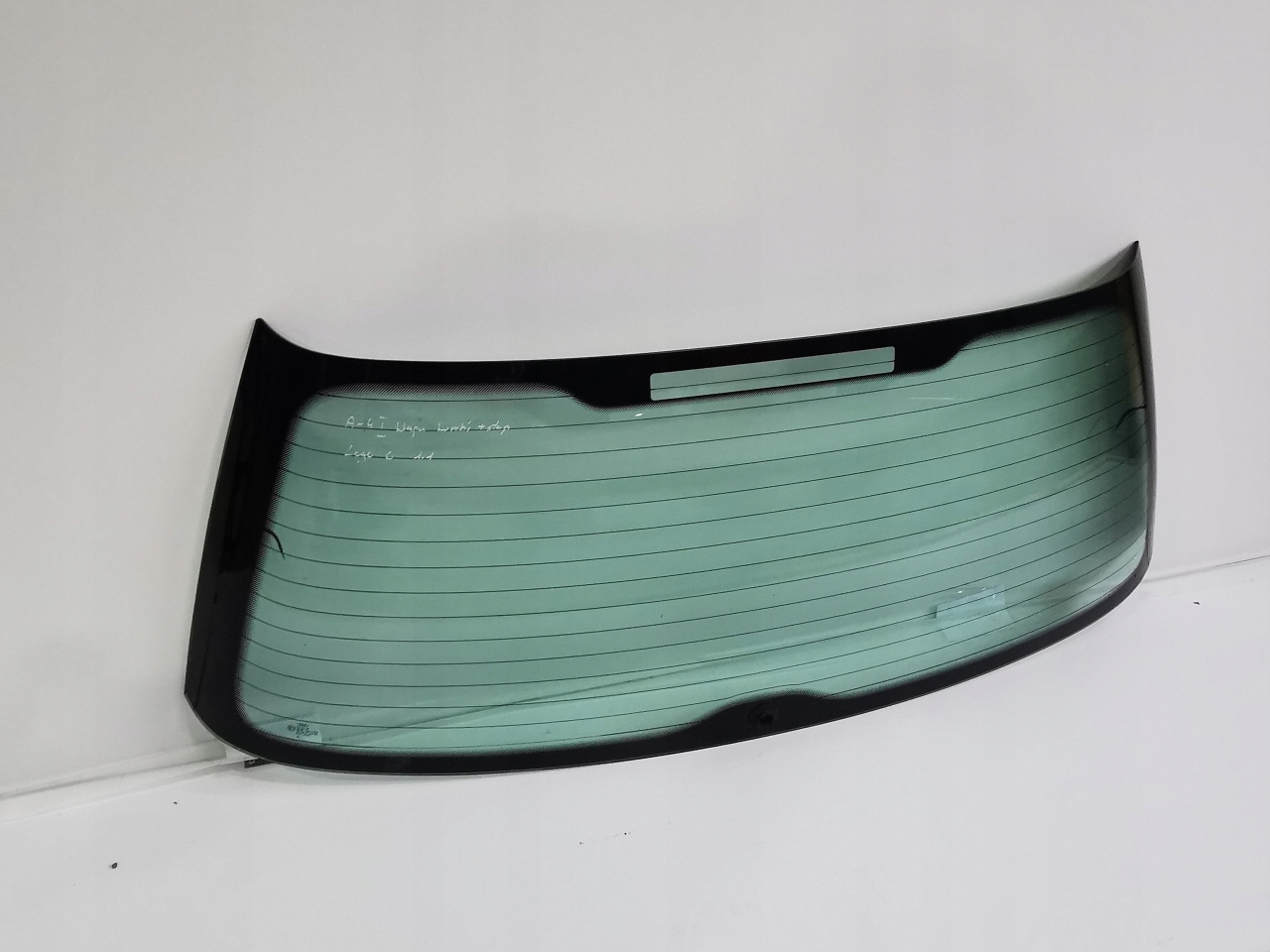 Стекло заднее заднее AUDI A4 и универсал 96-2000р