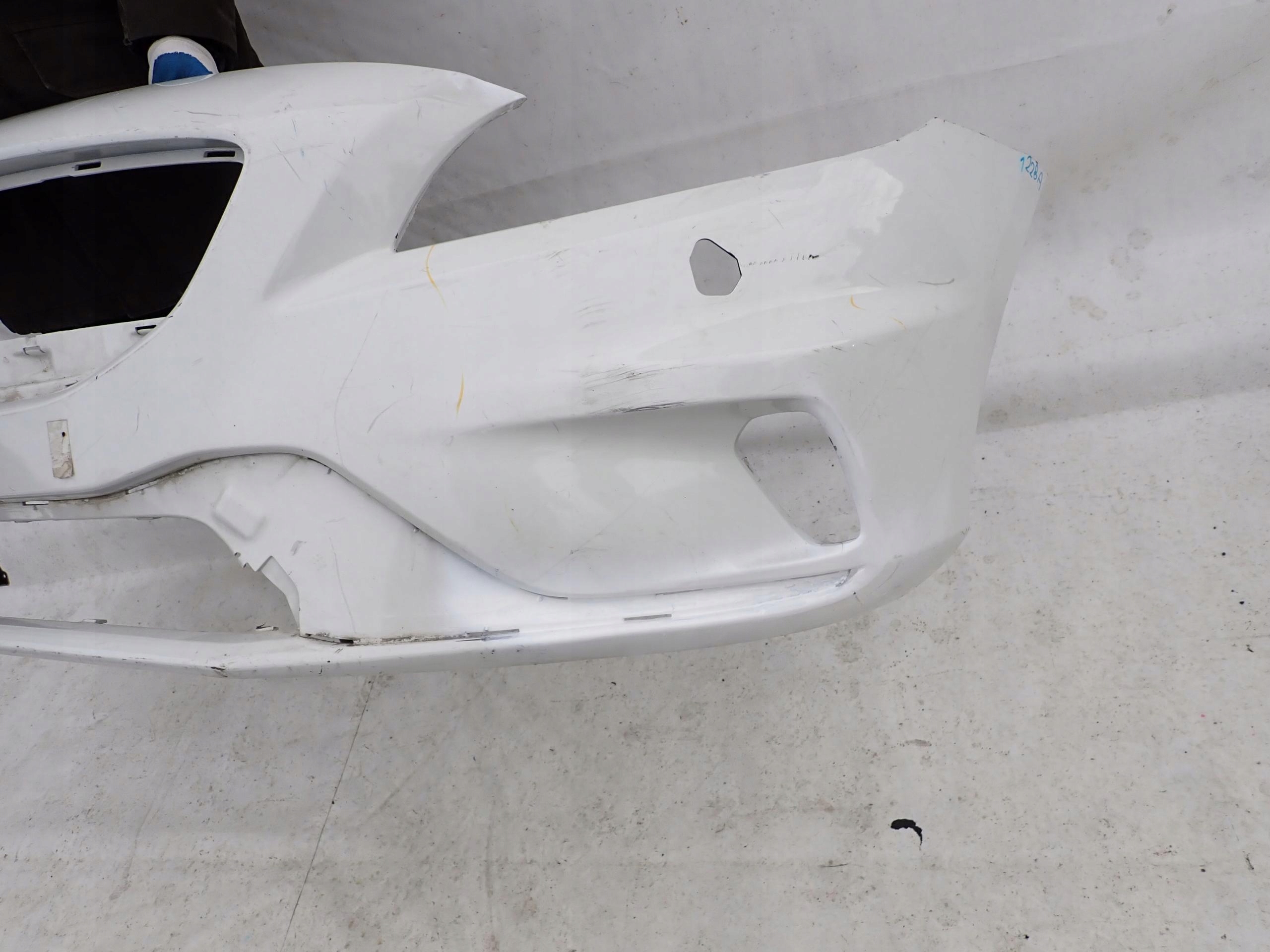 VOLVO V40 R-design 12-19 bumper front washer PDC