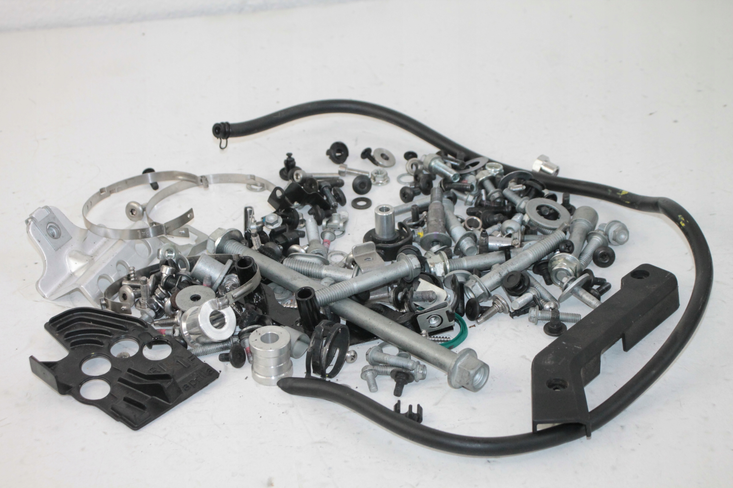 71 - APRILIA TUONO 660 21 + НАБОР ВИНТОВ