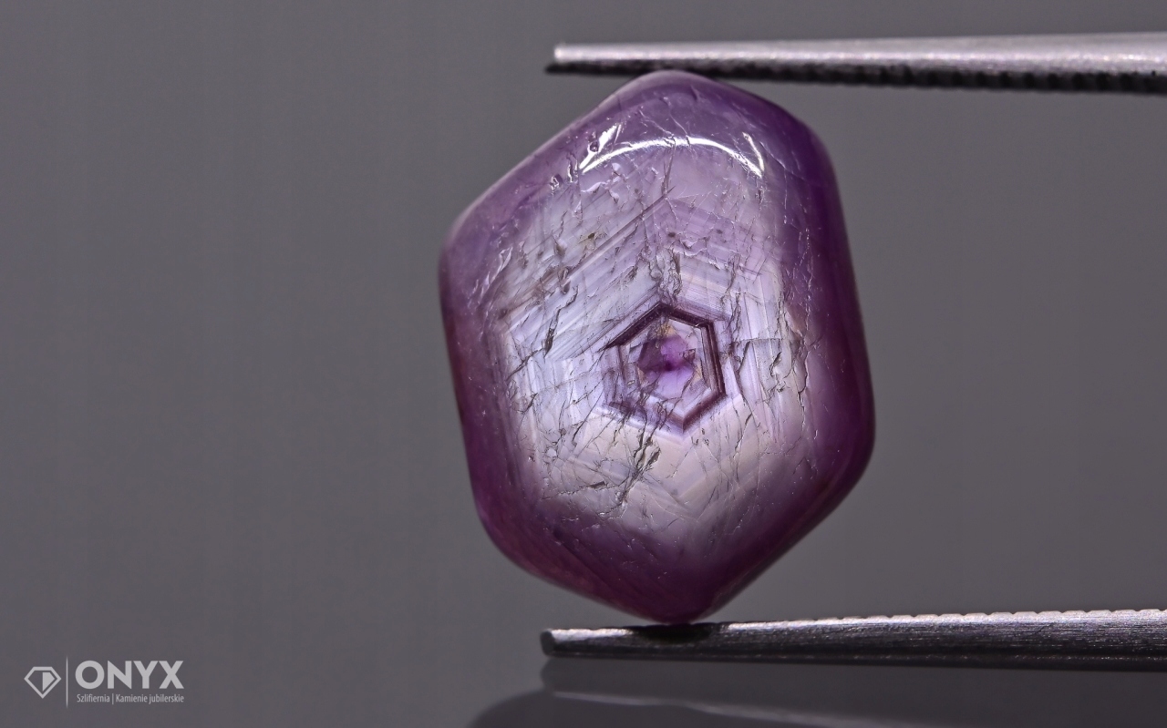 Rubín konvexní nepravidelná deska 14x10,5 mm