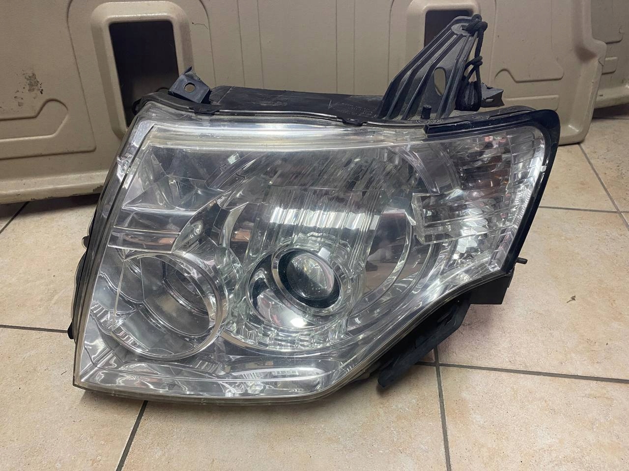 MITSUBISHI PAJERO 4 IV LEWA LAMPA PRZÓD XENON