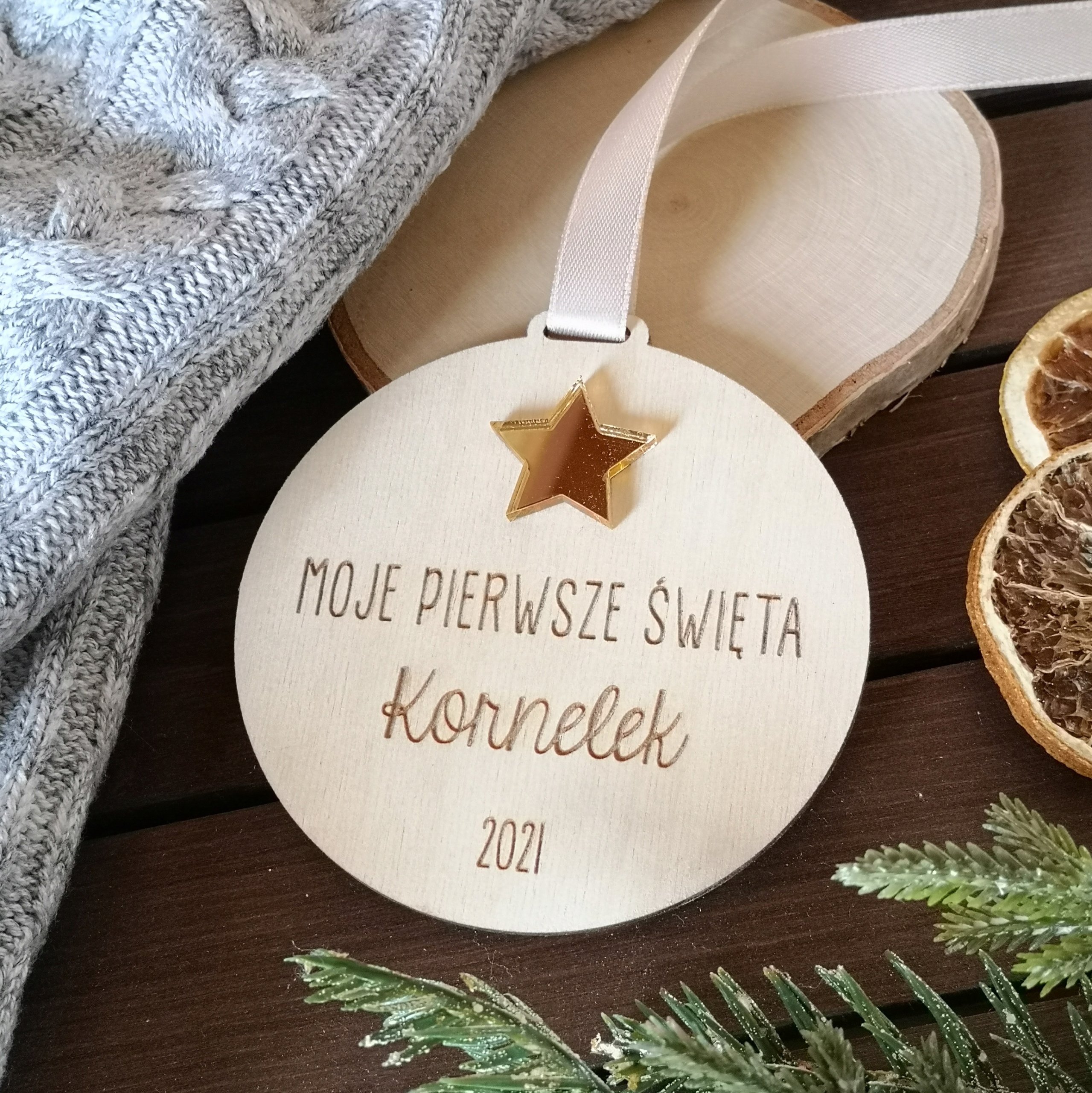 

Bombka świąteczna drewniana ze złotą gwiazdką Imię