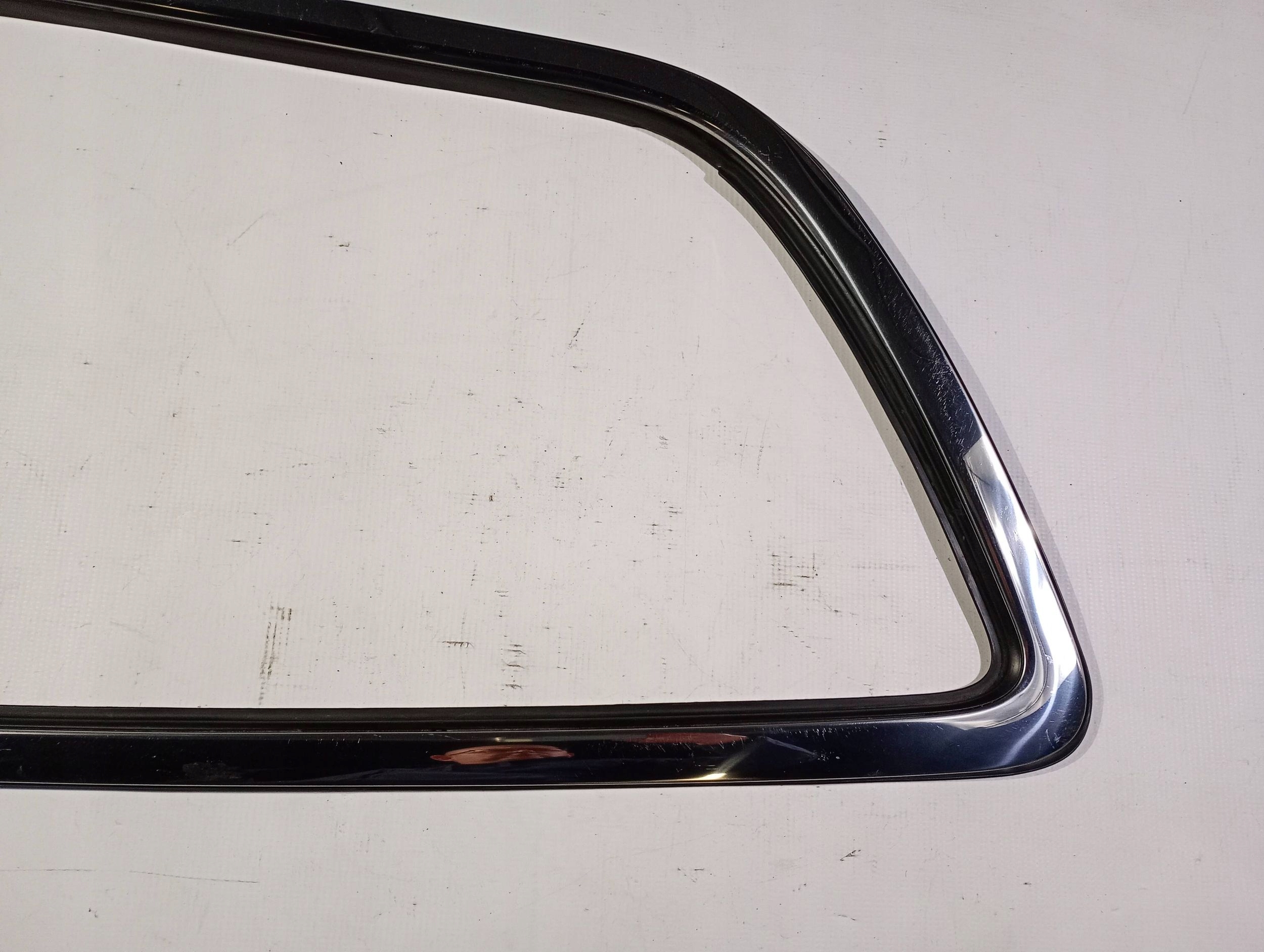 moulding frame Chrom windows right rear part Chrysler Pacifica 2017