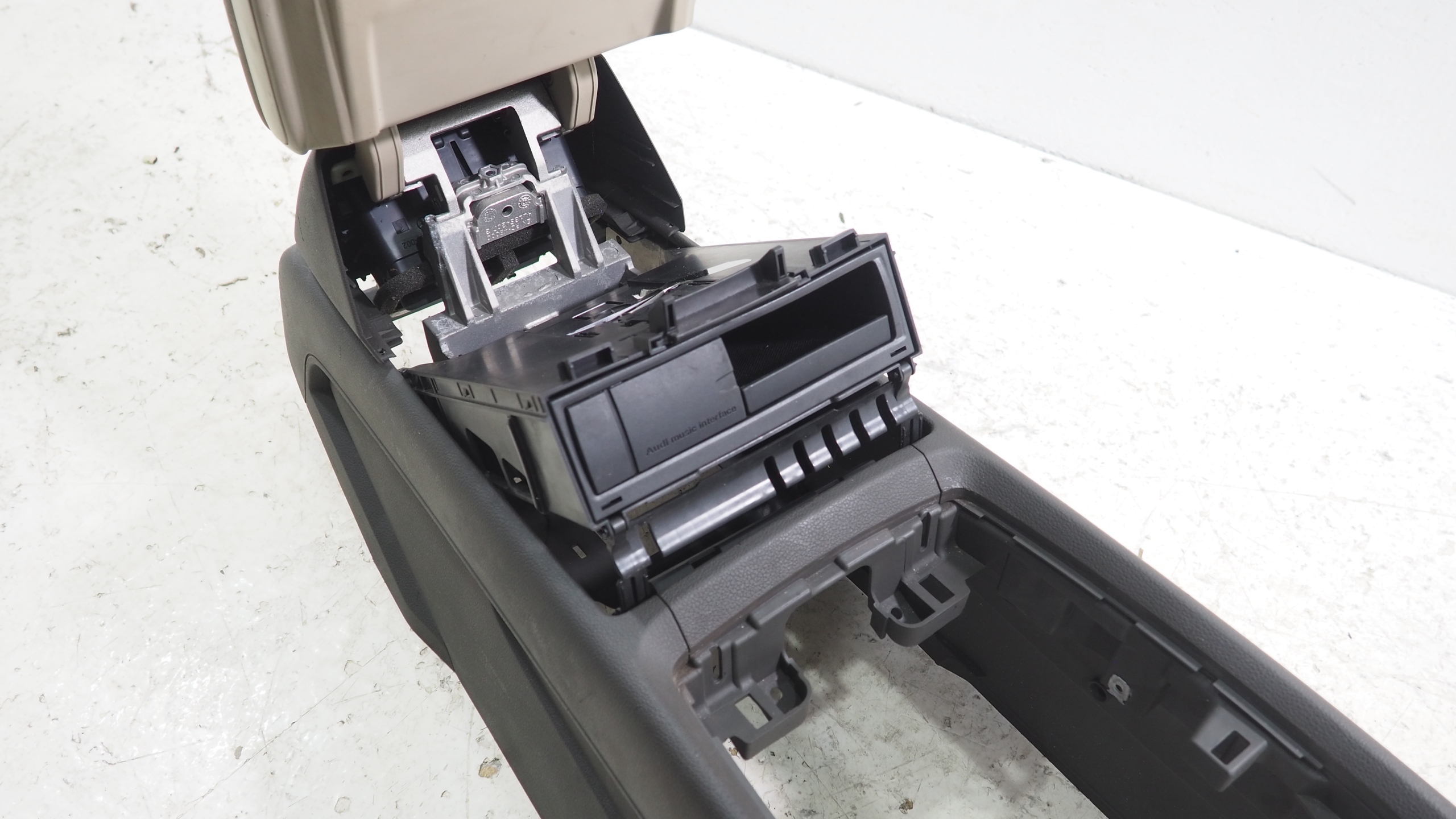 Audi Q7 4L tunel central armrest
