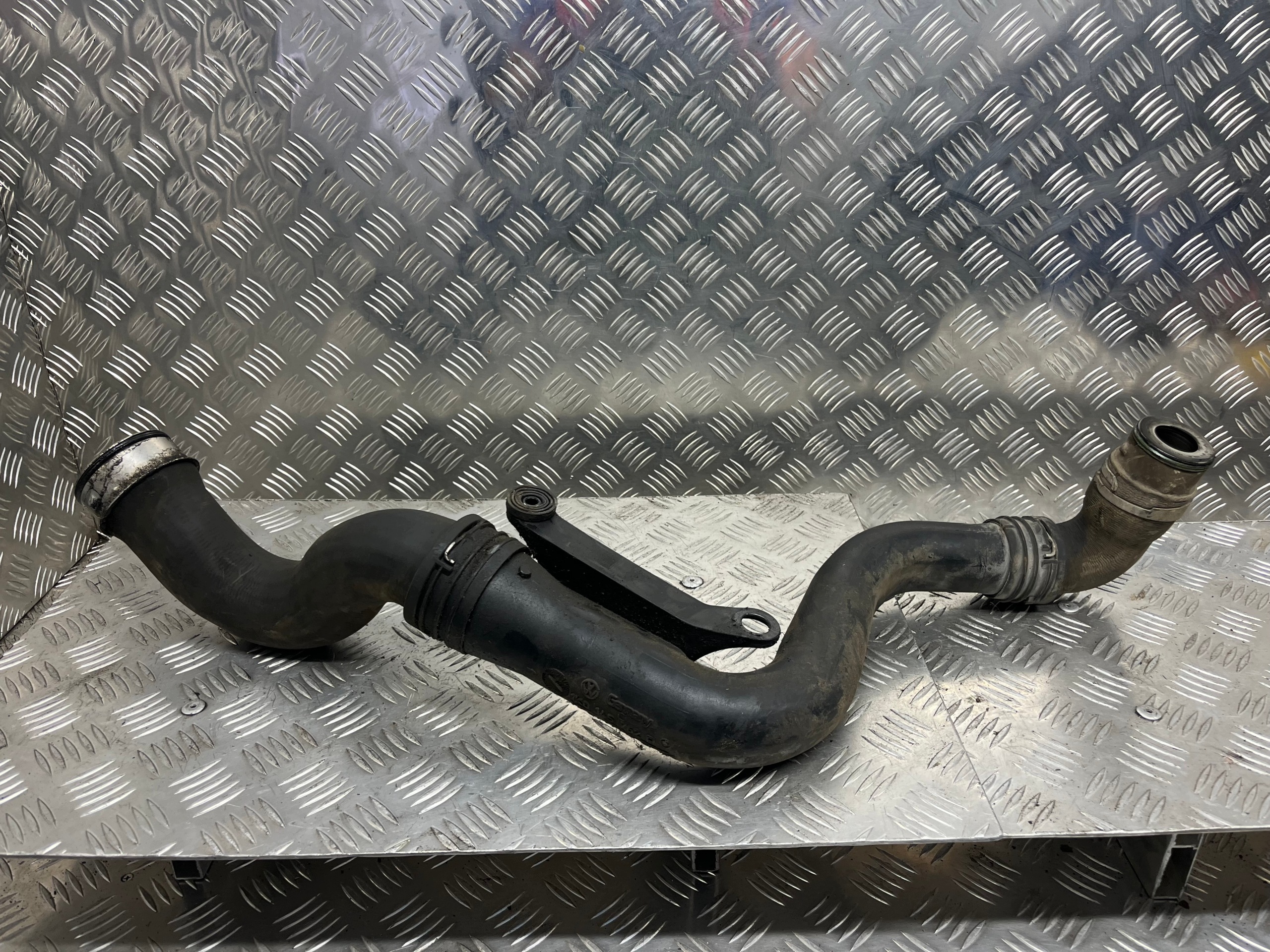 trouba vedení intercoolera turbíny VOLKSWAGEN PASSAT B6