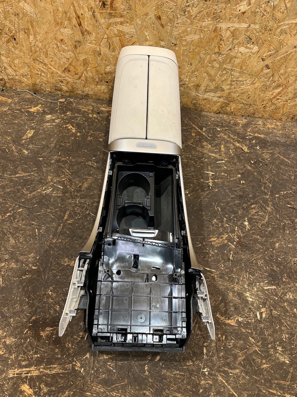TUNEL central armrest MERCEDES W206 1
