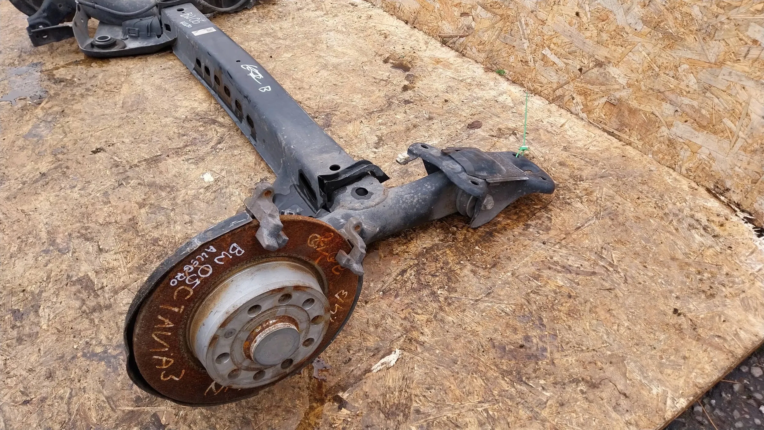 Oś zawieszenia tył 5Q0501049BB GOLF VII SPORTSVAN A3 8Y LEON OCTAVIA III Numer katalogowy części 5Q0501049BB