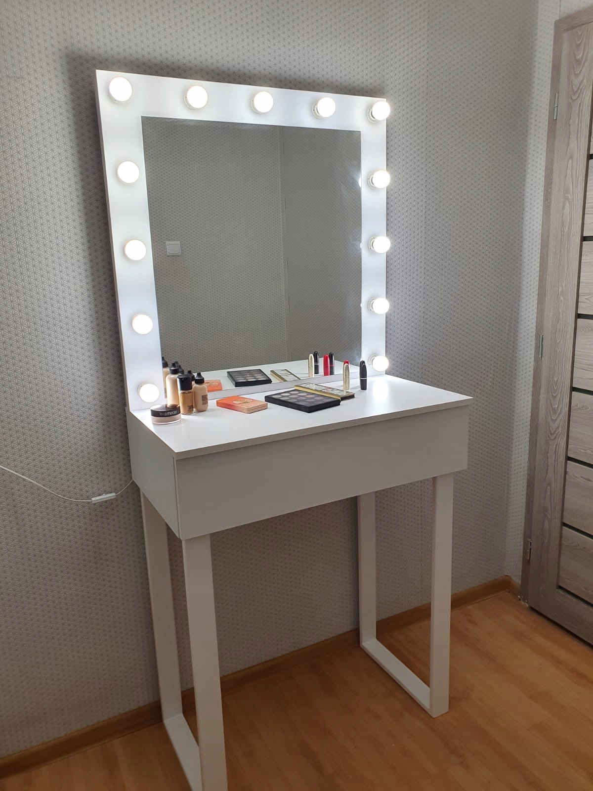 Toaletka Ami 80 White Bn makeup vizáž