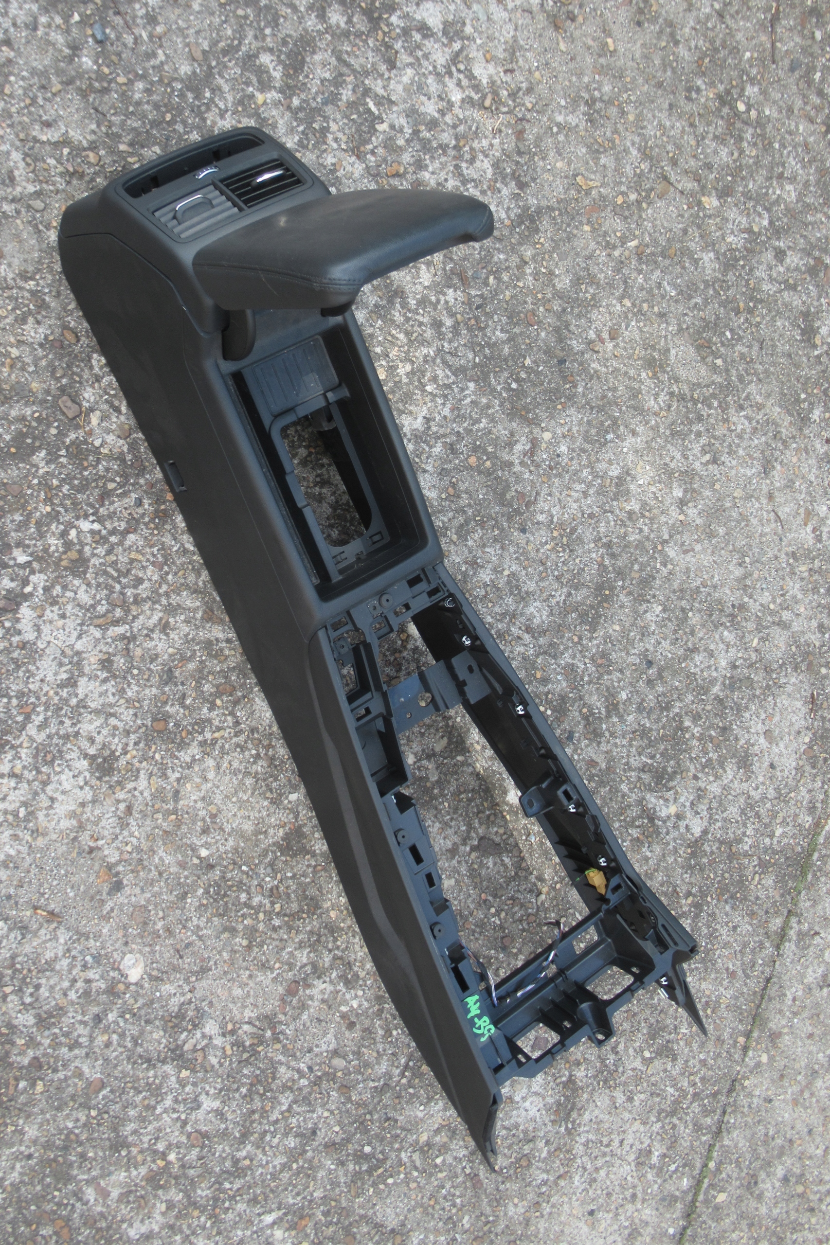 AUDI A4 B9 AVANT 3.0 TDI 18R TUNEL central armrest