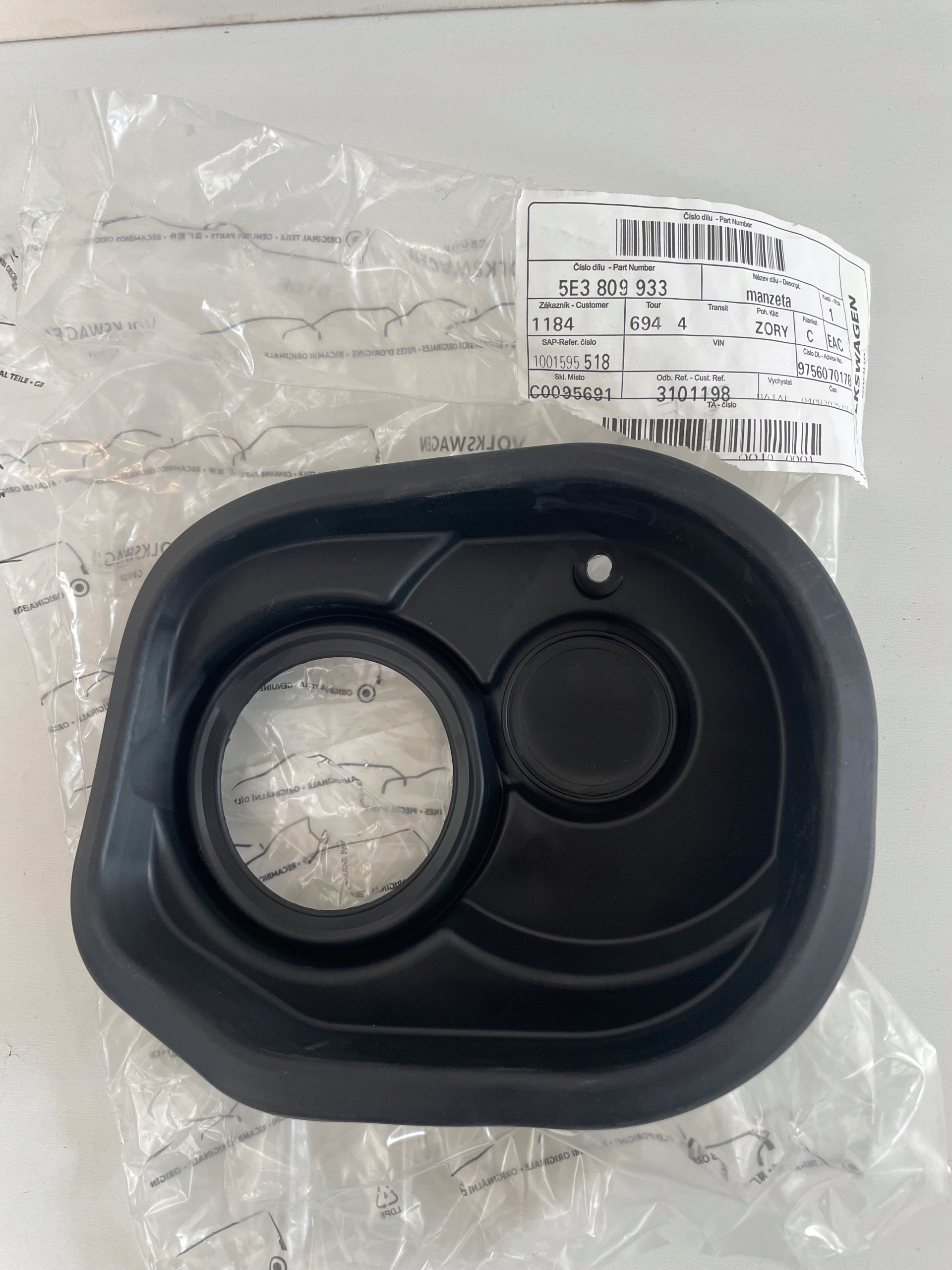 WLEW PALIWA WNĘKA GUMA SKODA OCTAVIA IV 5e3809933