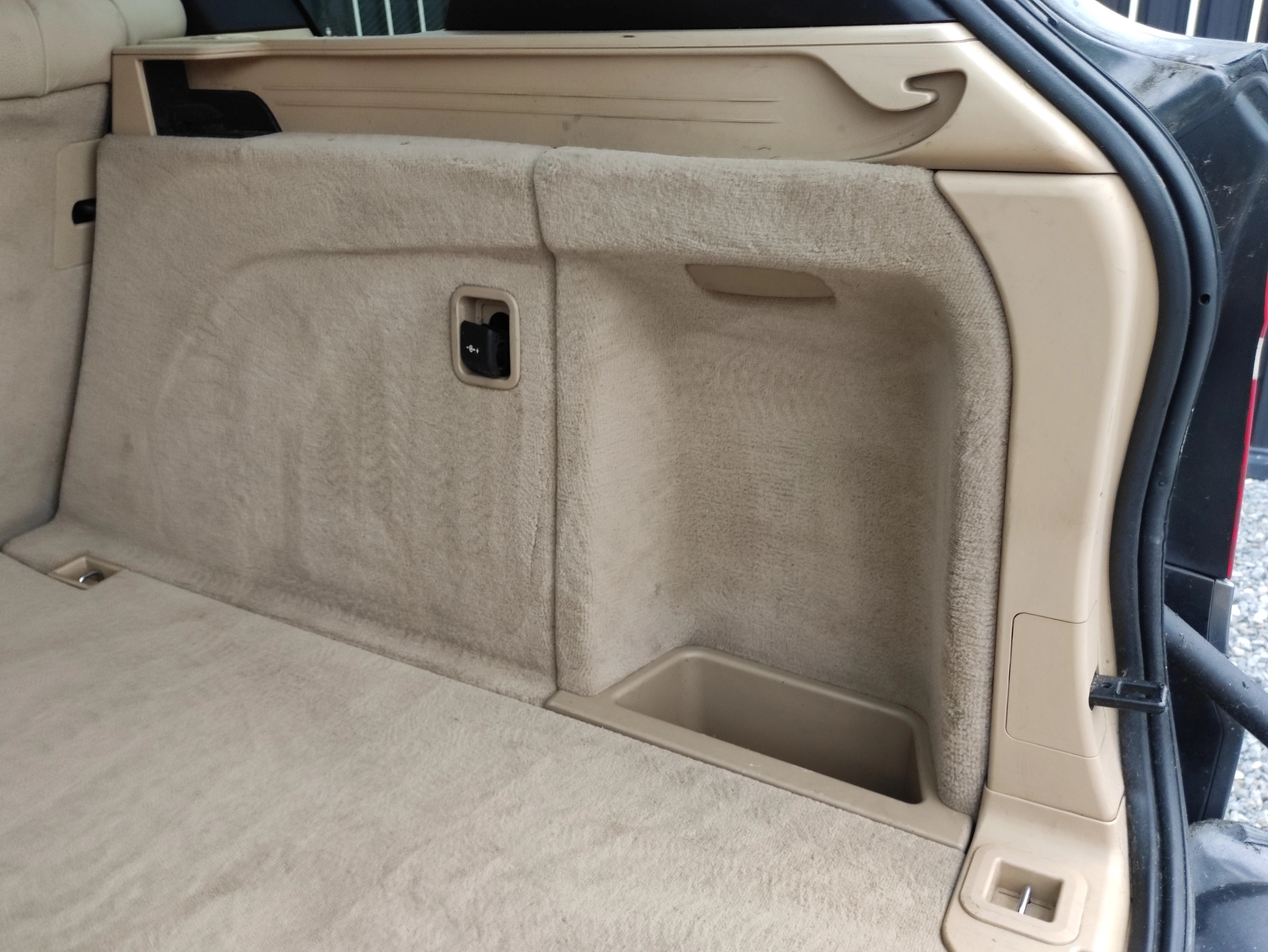 WYKŁADZINA TAPICERKA BAGAŻNIKA BEŻOWA BMW X5 E70 Numer katalogowy producenta WYKŁADZINA BAGAŻNIKA BEŻOW