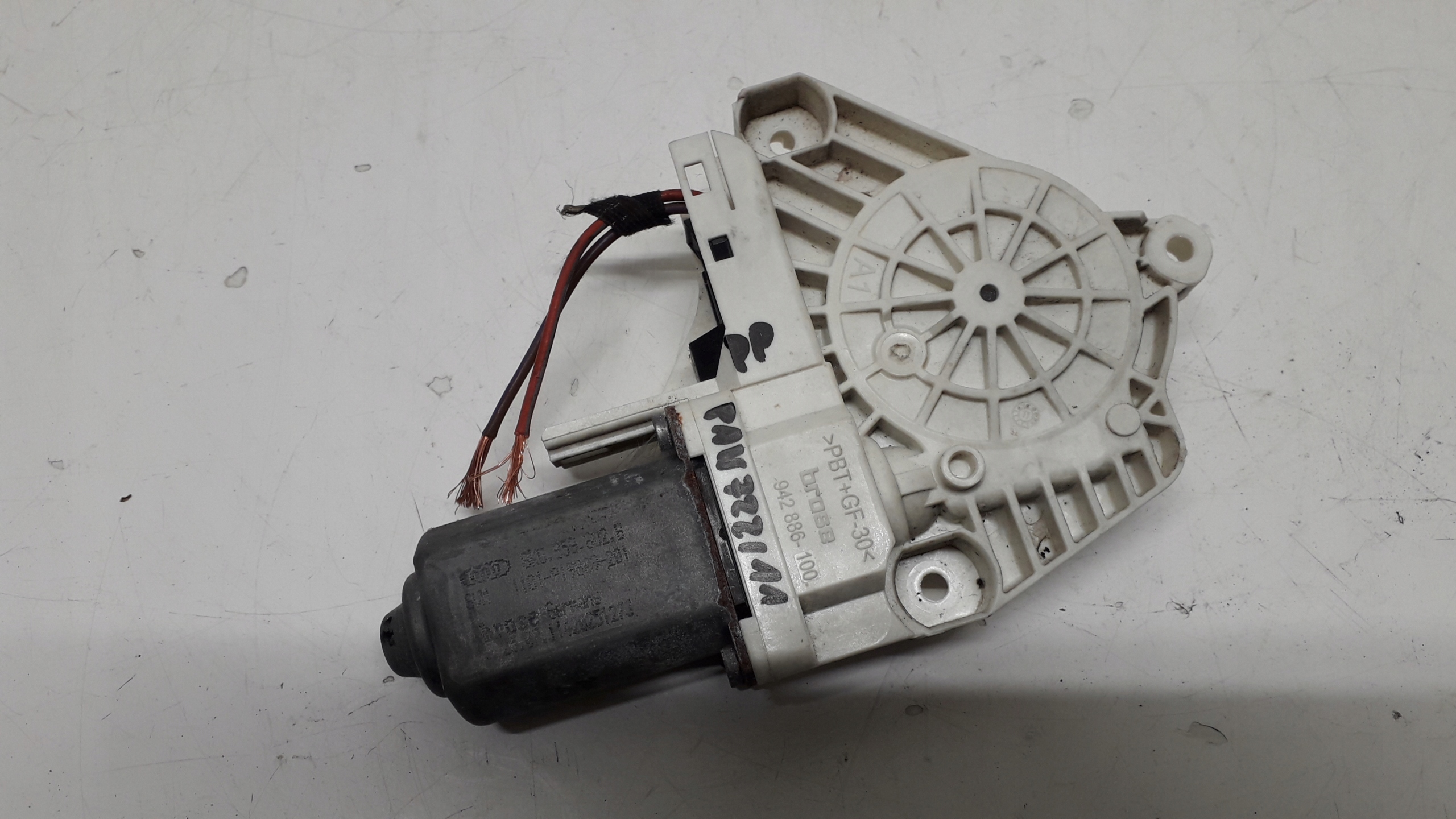 TOUAREG 7P SILNICZEK SZYBY PRAWY PRZÓD 8K0959802B