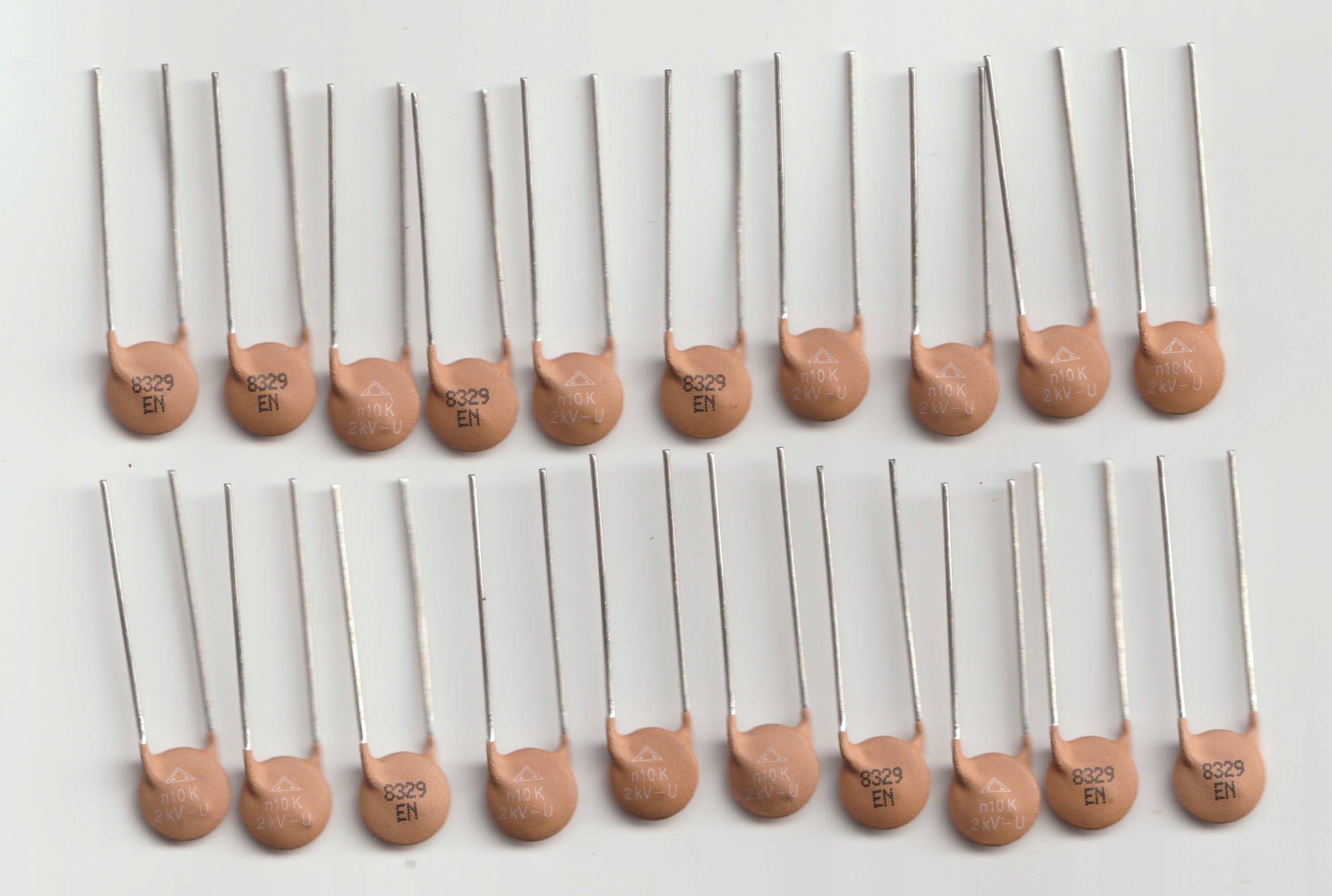 [20szt] 100pF 2kV kond. cer. R=7.5mm Roederstein