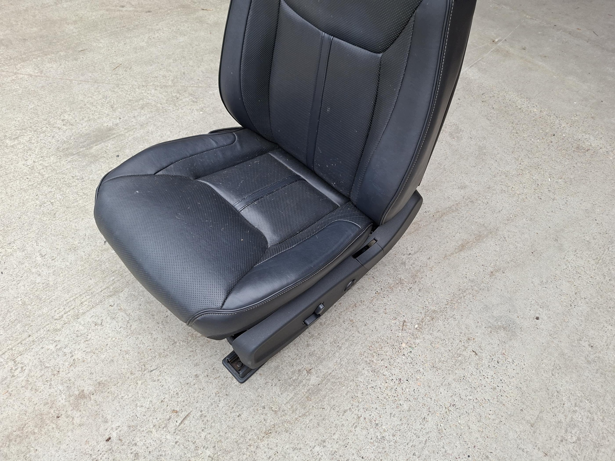 seat front front left GRZANY WENTYLOWANY CHRYSLER 300C II THEMA