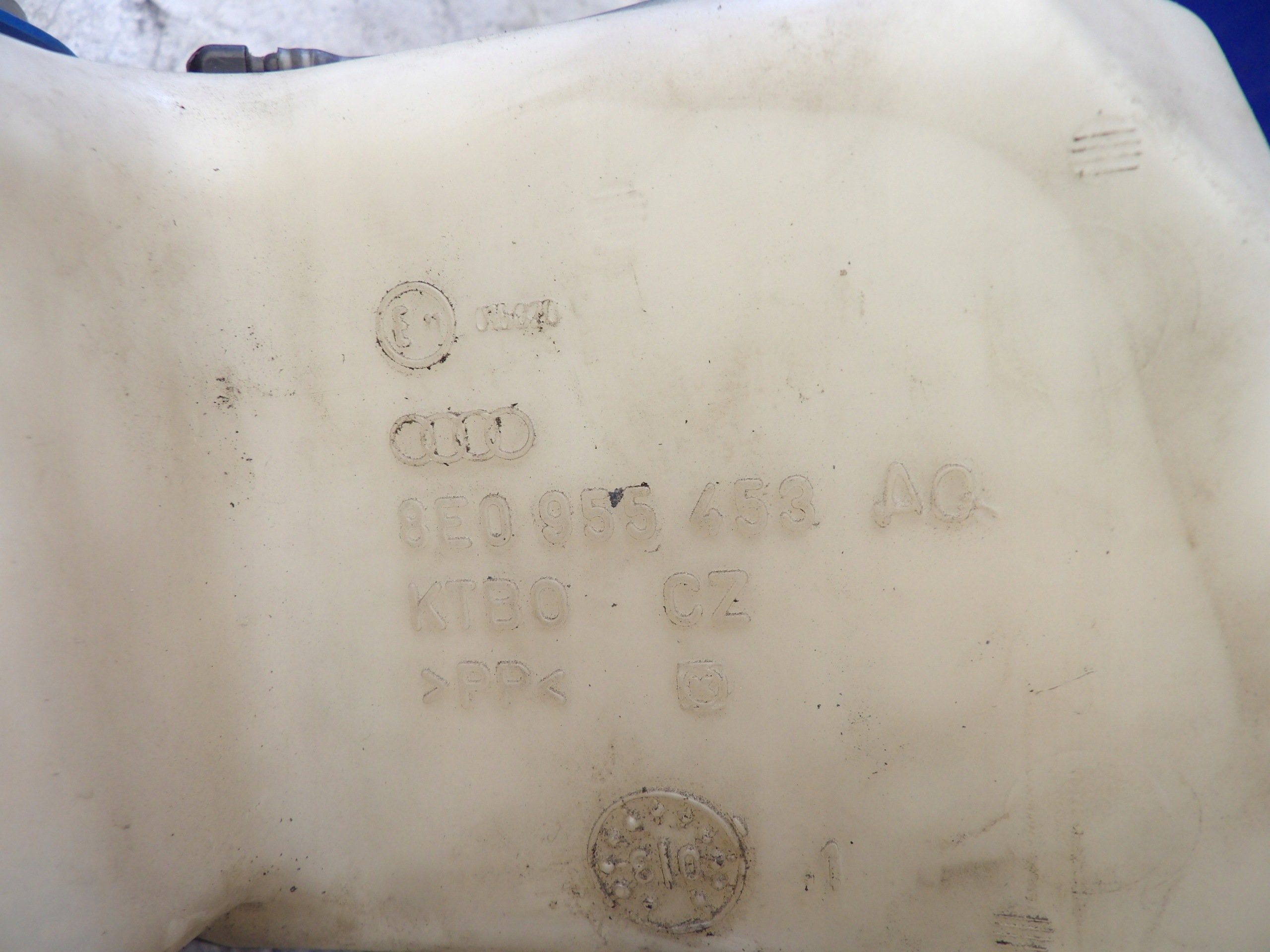 Audi A4 B6 2,5 tdi washer fluid tank