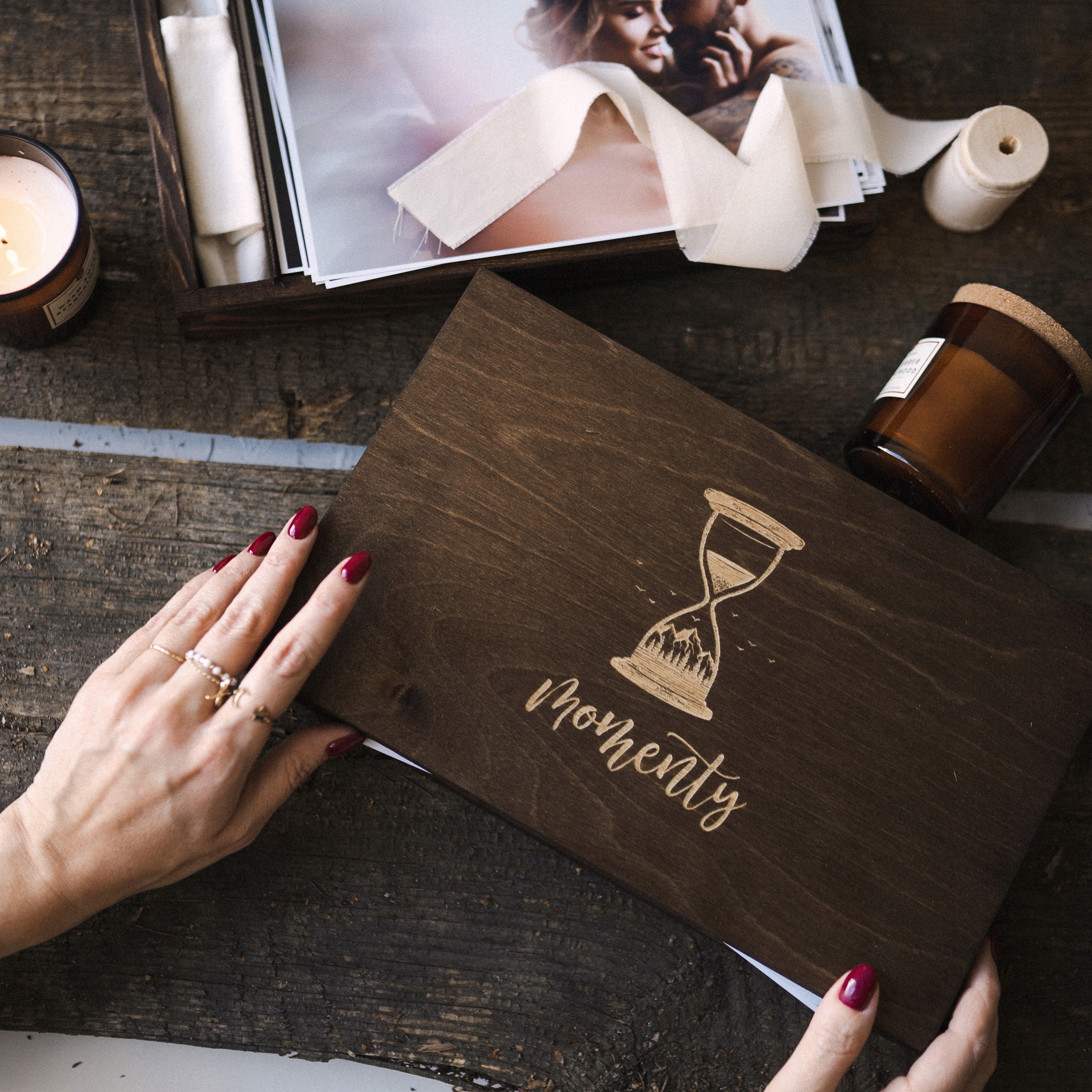 Drewniane ciemne pudełko etui box na zdjęcia obrączki 15x23 z grawerem ślub