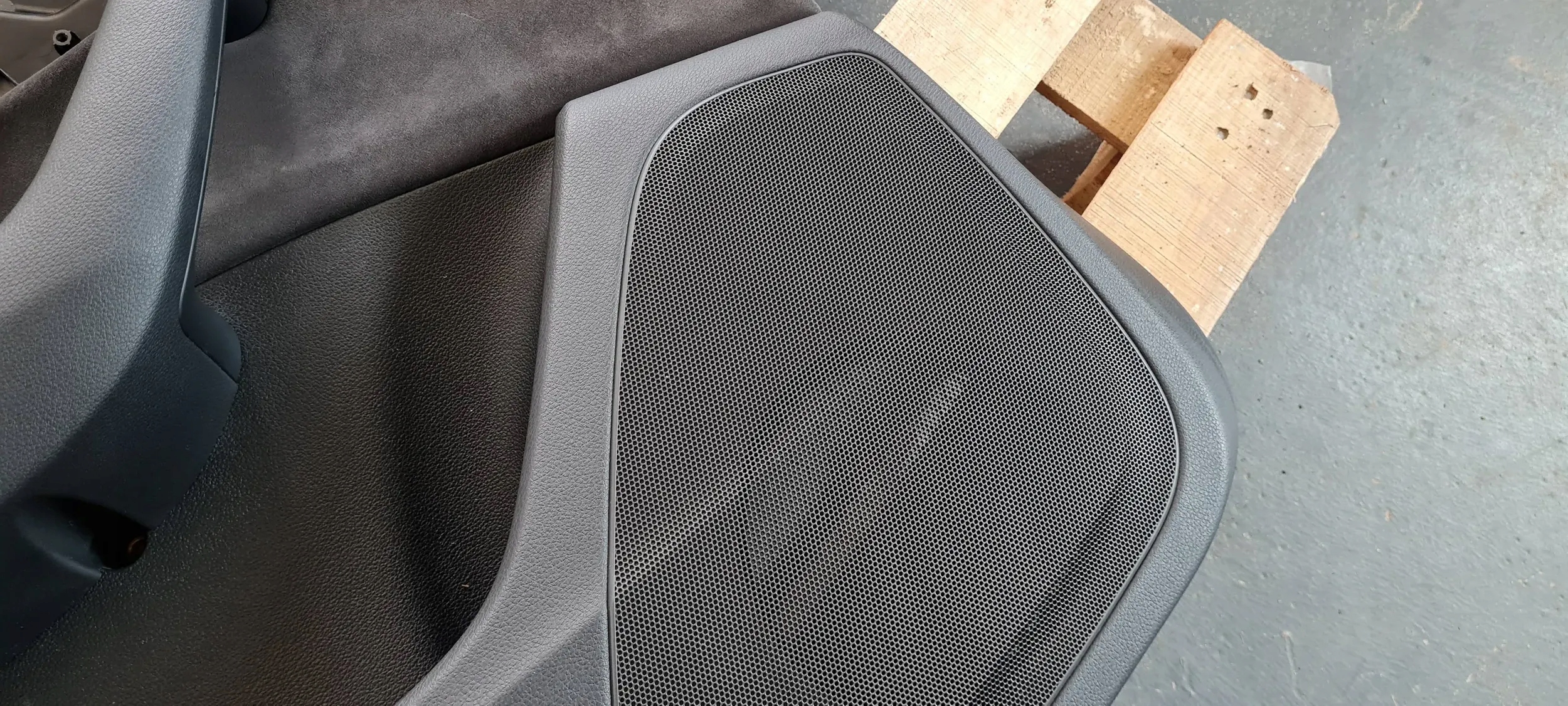 Q7 4M II SQ7 side left rear part ALCANTARA below AMBIENTE 4M0867317B