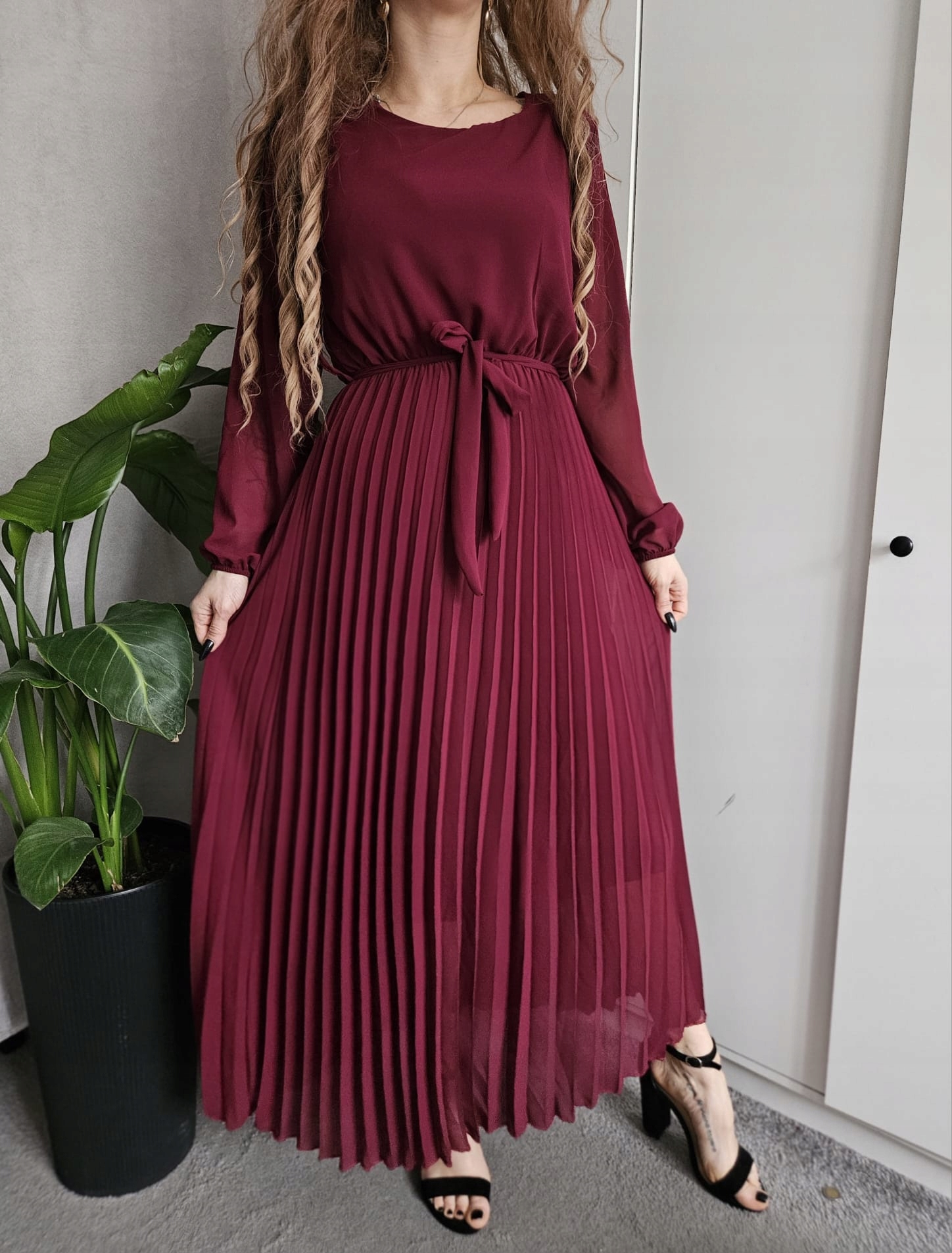 Włoska sukienka plisowana maxi burgund wiązana w talii