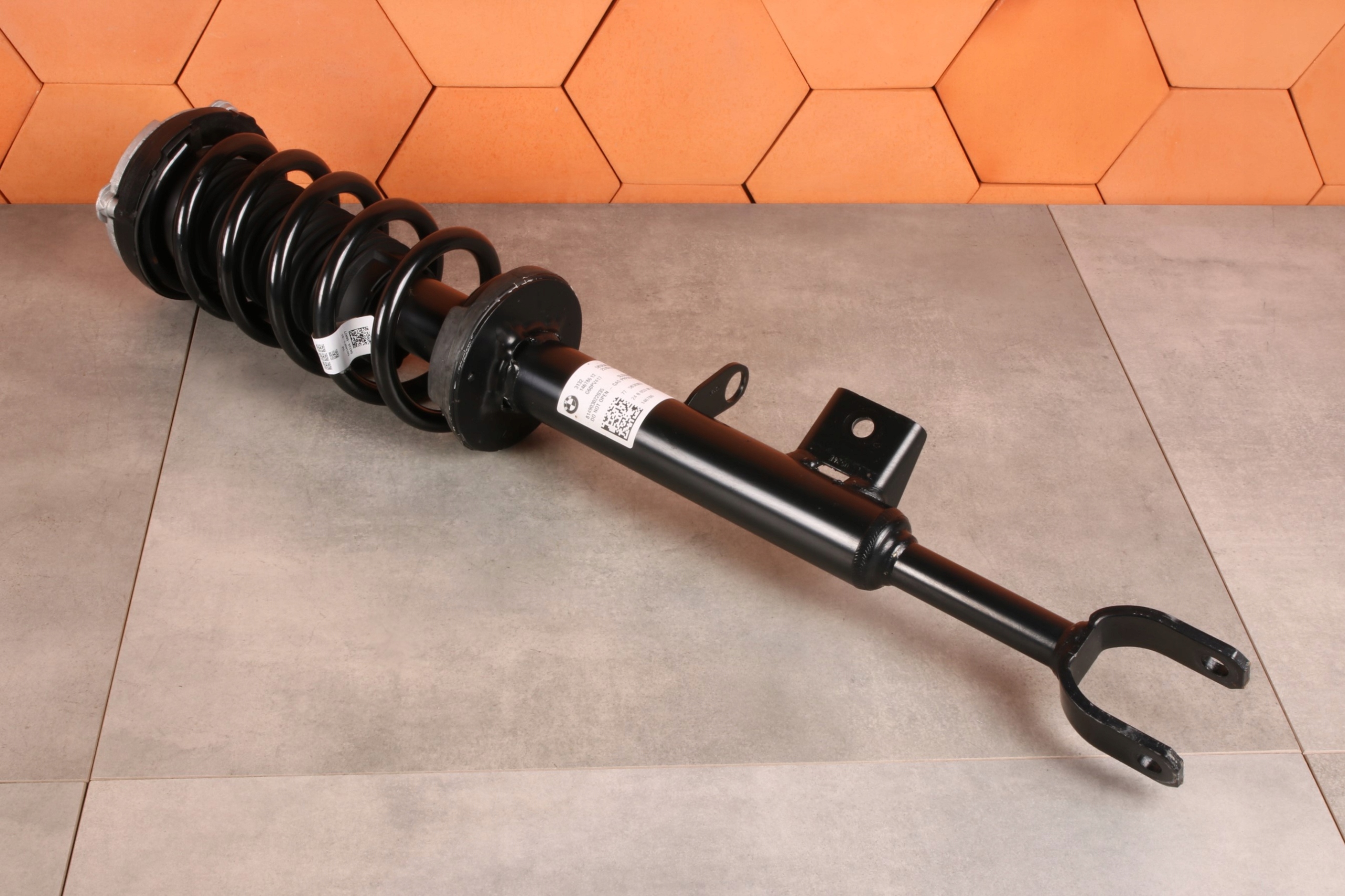 BMW 5' G60 530e B48X HYBRYDA shock absorber left front front 5B3E063