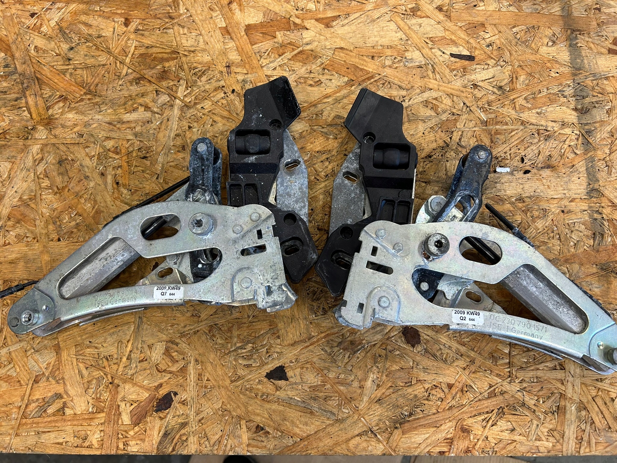 Zawias siłownik zamek dachu prawy Mercedes SL R230 W230 A2307901471 76 /34 + MERCEDES SL R230 W230 230 LIFT SIŁOWNIK ZAWIAS DACHU LEWY 2307901571