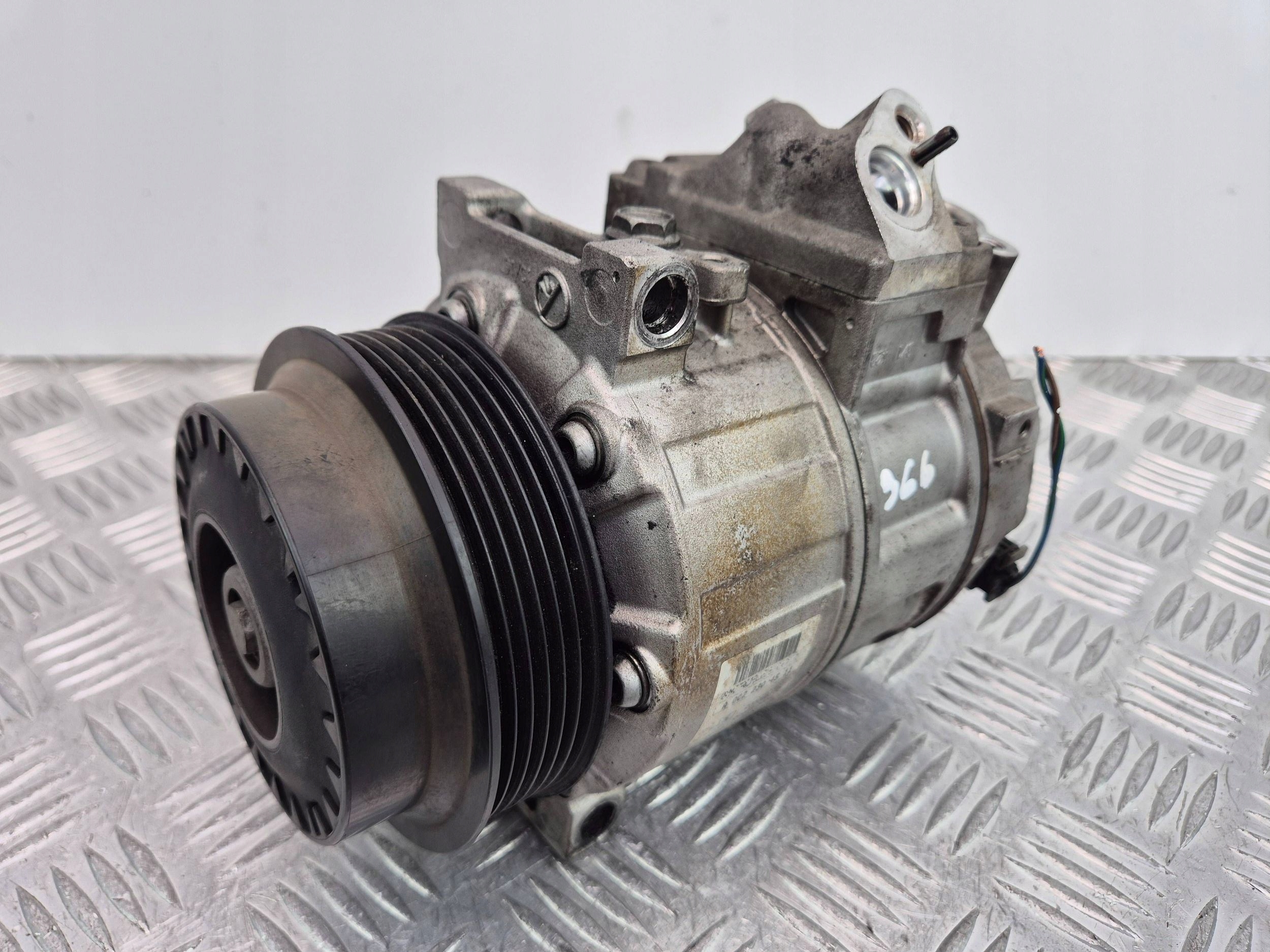 Mercedes E200 CGI W212 compressor; compressor of the air conditioning A0022304511