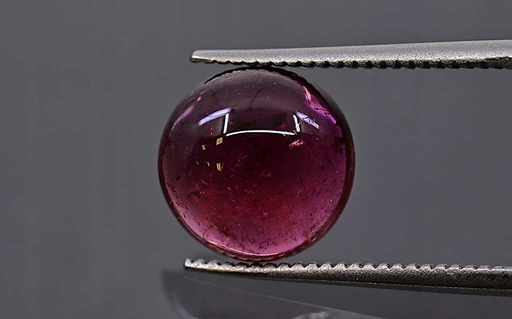 Turmalín kulatý kabošon fi 8,8 mm