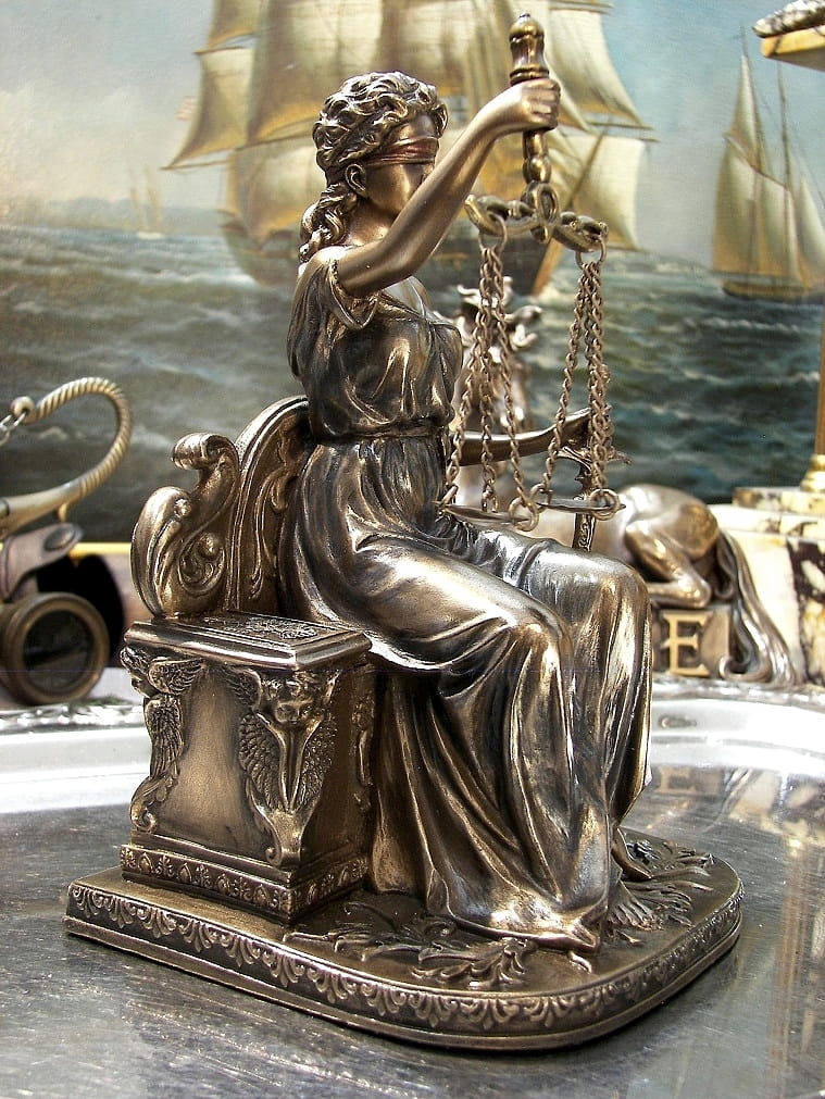 TEMIDA NA TRONIE PREZENT DLA SĘDZIEGO ,PROKURATORa Kolor odcienie brązu i beżu