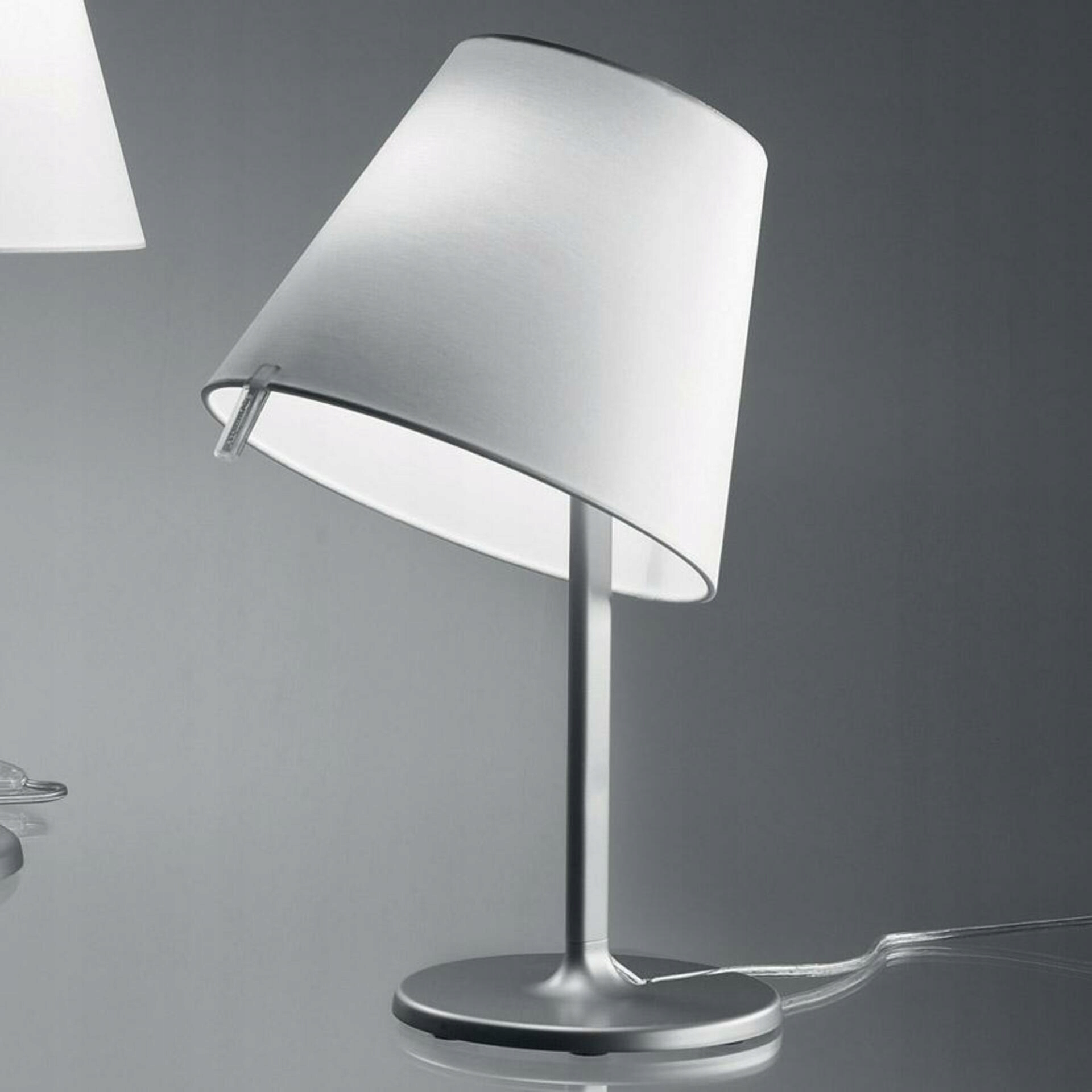 Artemide Melampo nočná stolná lampa šedá výklopná 40cm E14