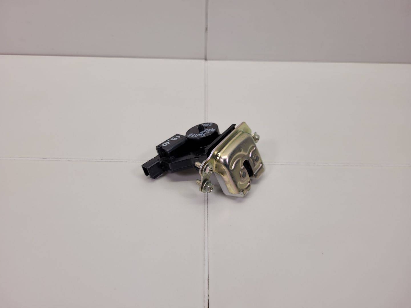 lock bonnet boot Suzuki Swift 5 2019