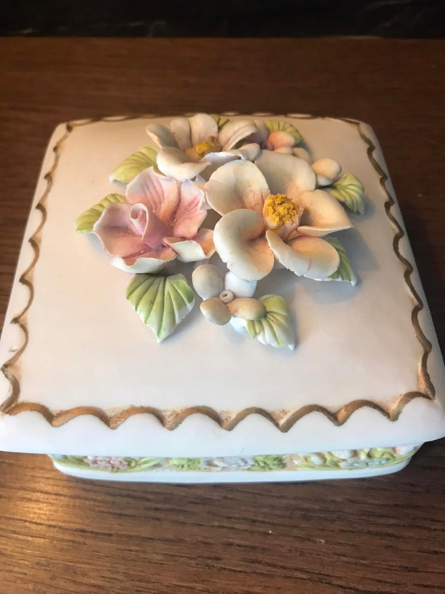 Ceramiczne puzderko szkatułka kwiatki