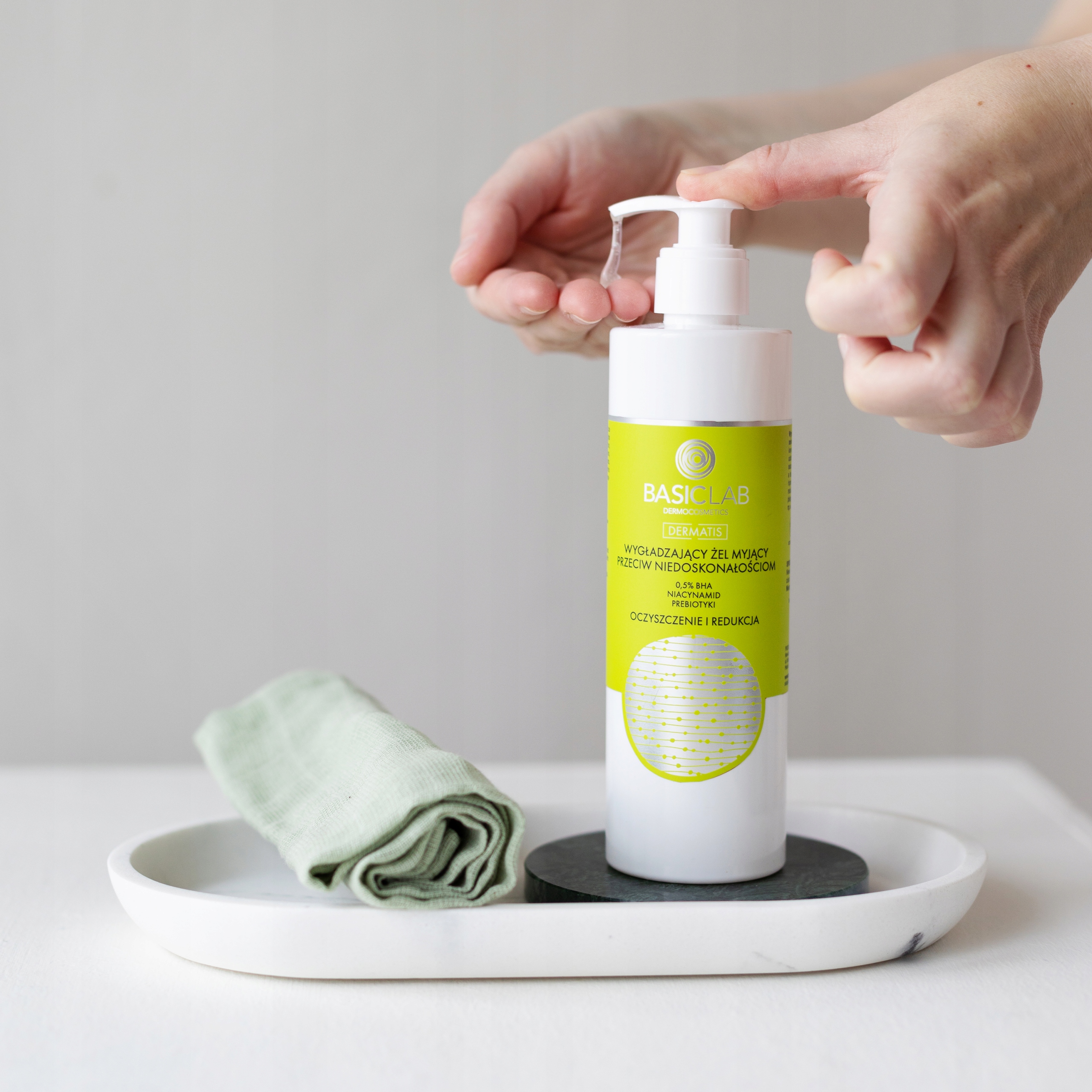 BasicLab Żel Myjący do Ciała Przeciw Niedoskonałościom Dla Młodzieży 300 ml Marka BasicLab