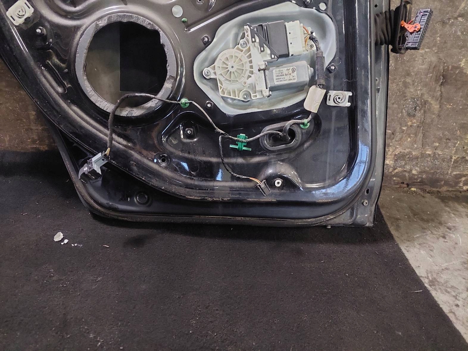 door complete left rear part VOLKSWAGEN JETTA V LC9X