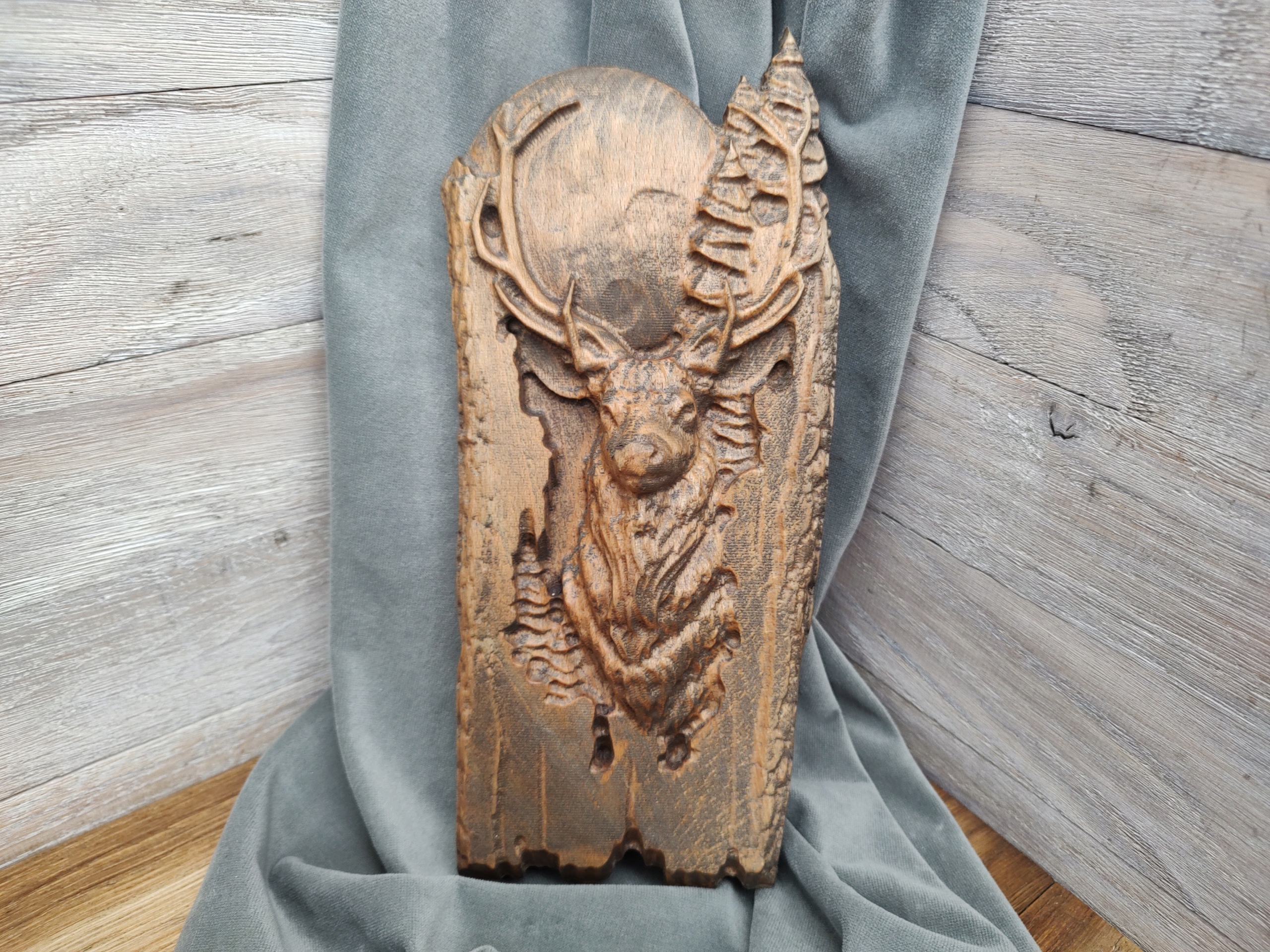 Obraz ve dřevě Jelen na dárek pro lovce 25 cm na pozadí měsíce a lesa